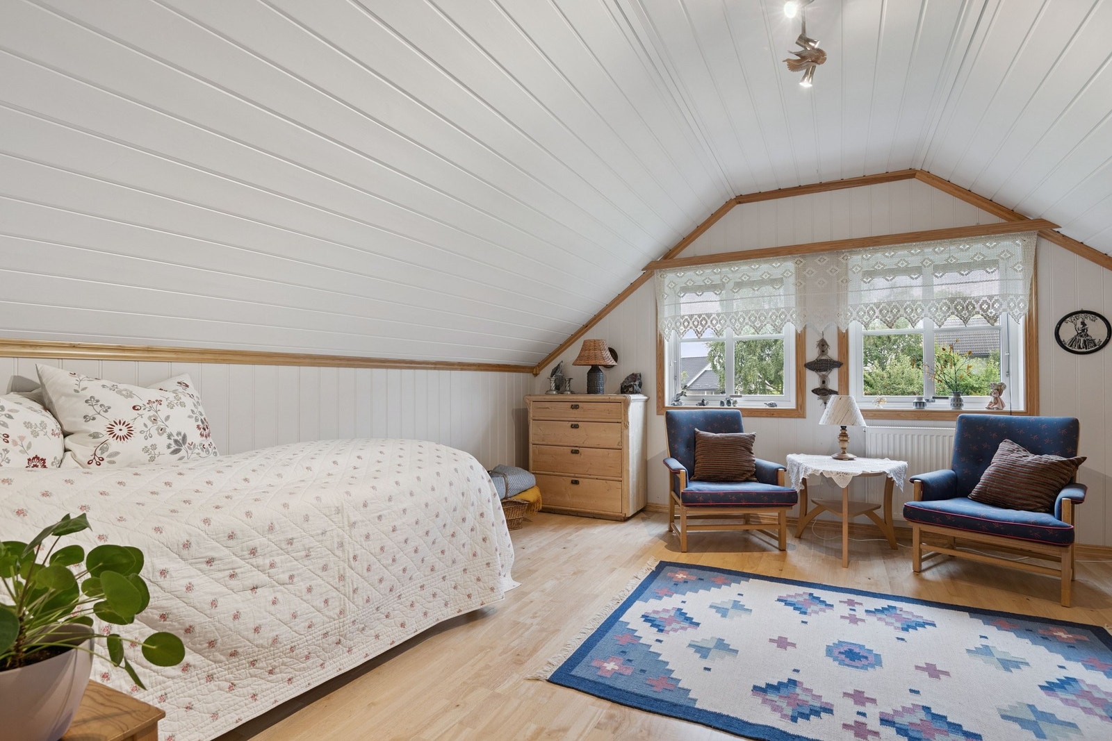 Loftsstue i 2. etasje som også kan innredes til soverom, arbeidsrom eller treningsrom - alt etter hva man har behov for. Galleribilde