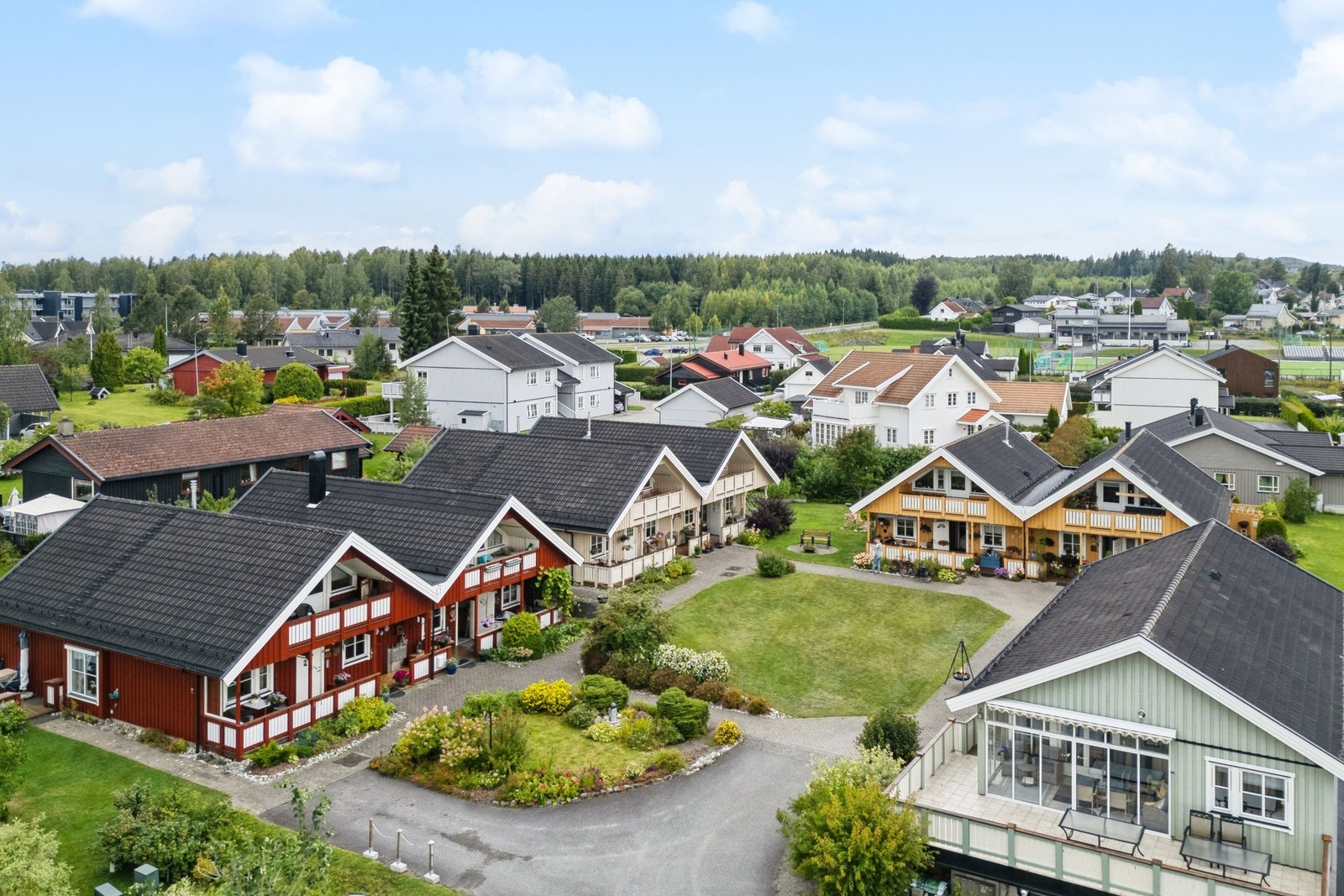 Kavegen 21 til venstre i bildet. Nederst til høyre ser du felleshuset med romslig balkong. En flott vinterhage forlenger sommersesongen. Galleribilde