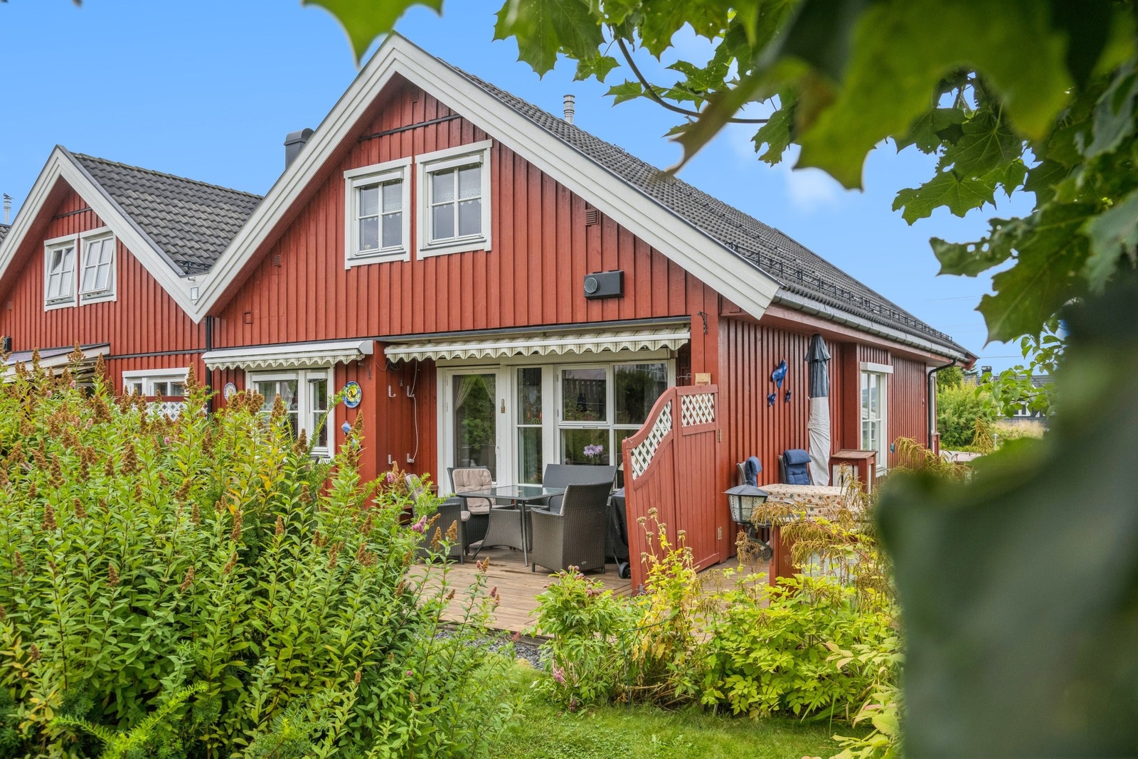 Flotte uteplass med med plass og opplegg for gassgrill. Elektriske markiser. Galleribilde