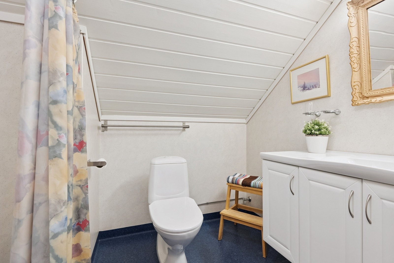 Bad i 2. etasje som inneholder toalett, servant, servantskap og dusjnisje Galleribilde