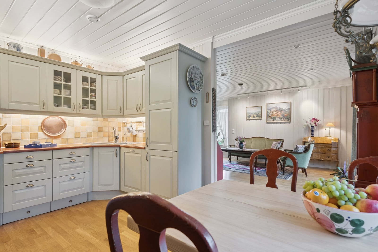 Delvis åpen løsning mellom kjøkken og stue Galleribilde