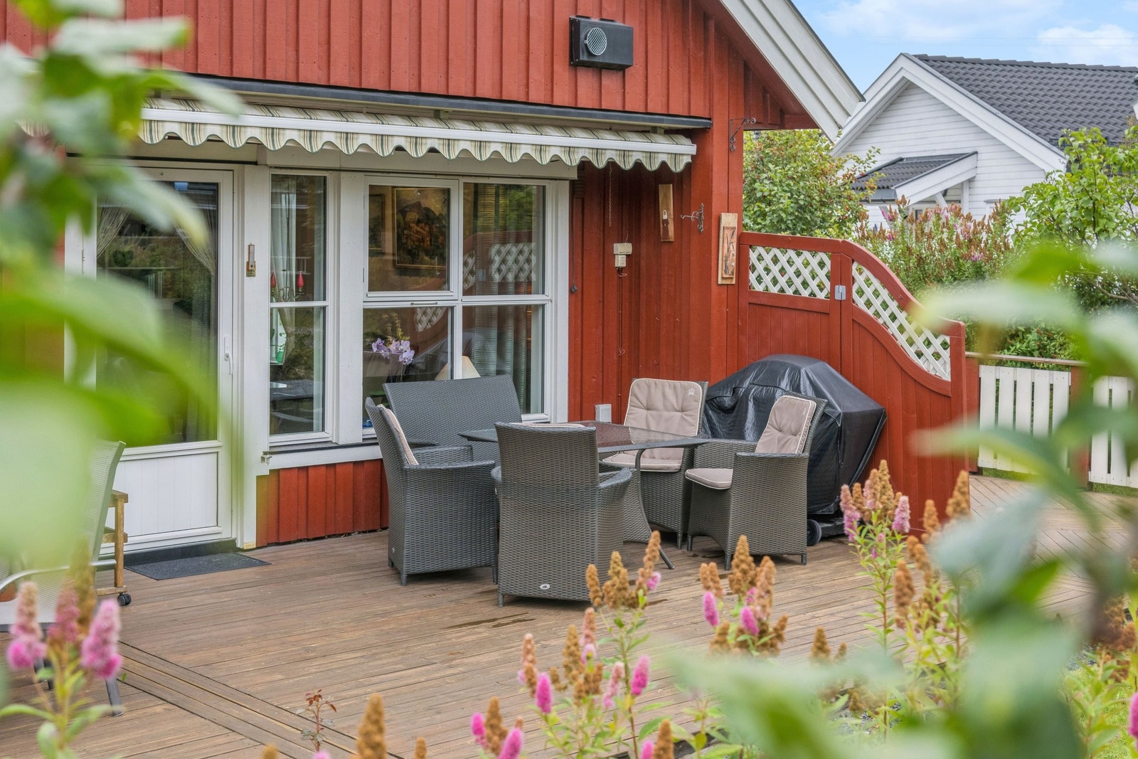 Koselig solrik uteplass på terrassen med utgang fra stuen. Galleribilde