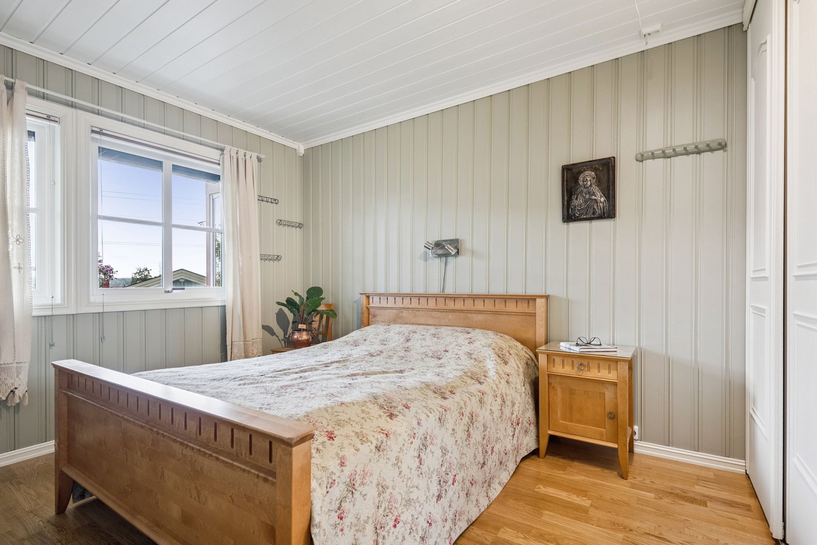 Hovedsoverom i 1. etasje med romslig skyvedørsgarderobe. Skyvedør og terskelfri adkomst til rommet. Galleribilde