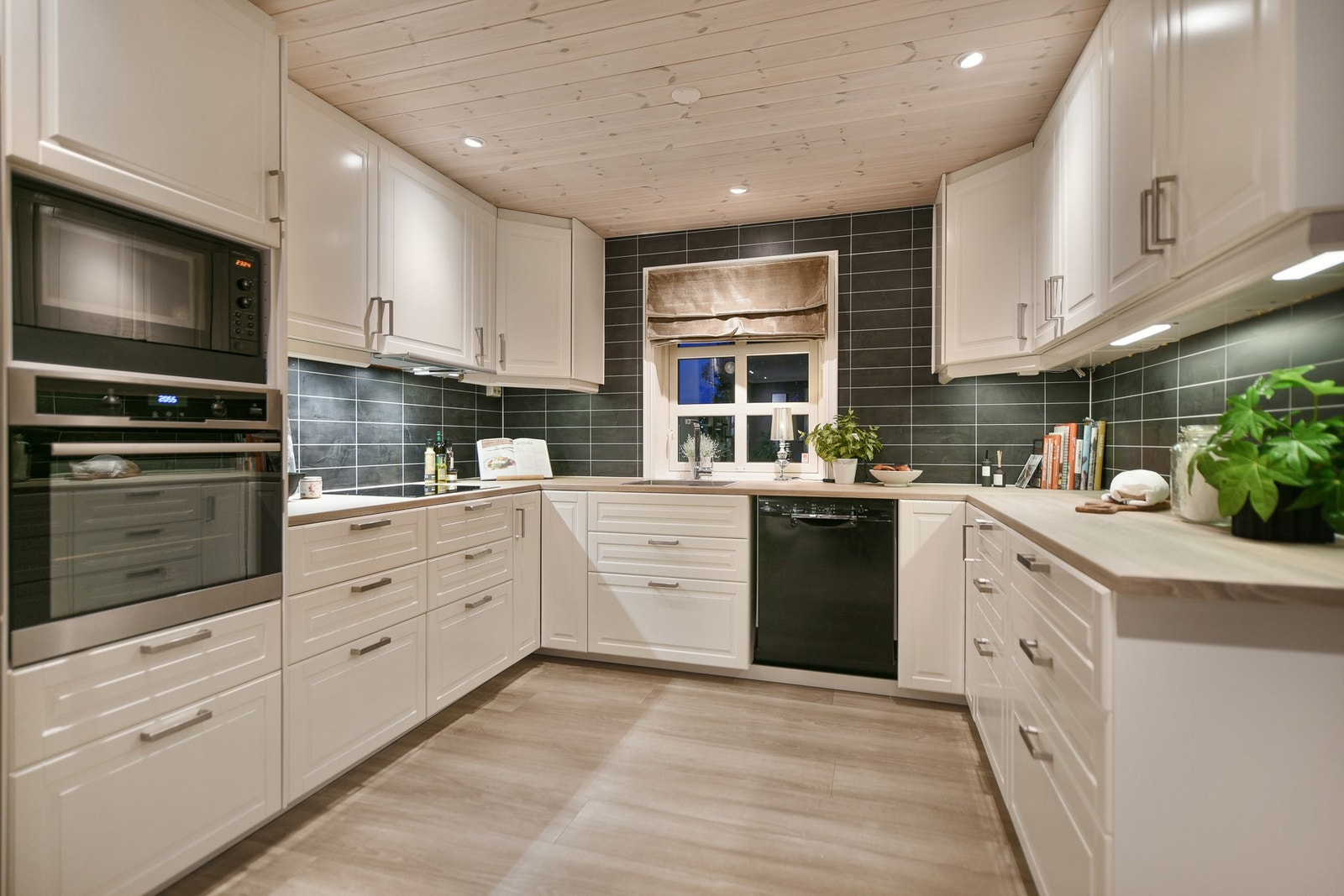 Kjøkkenet er romslig og har godt med benk- og skapplass. Galleribilde