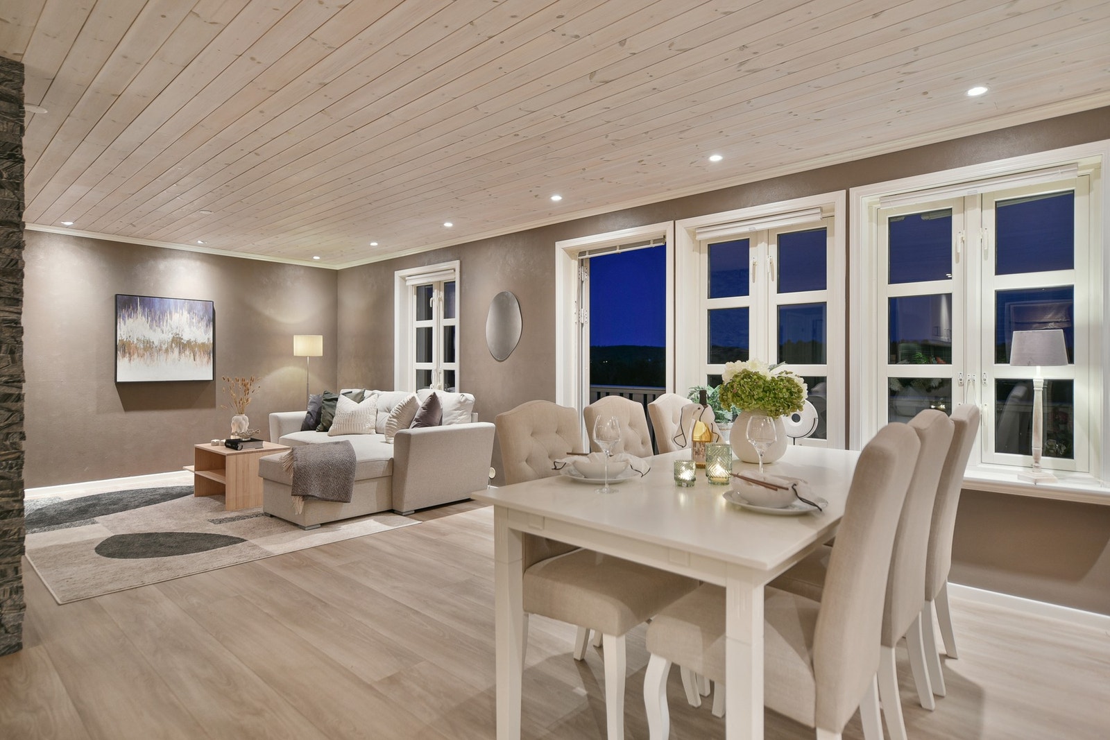 Store vindusoverflater gir rikelig med lysinnslipp. Galleribilde