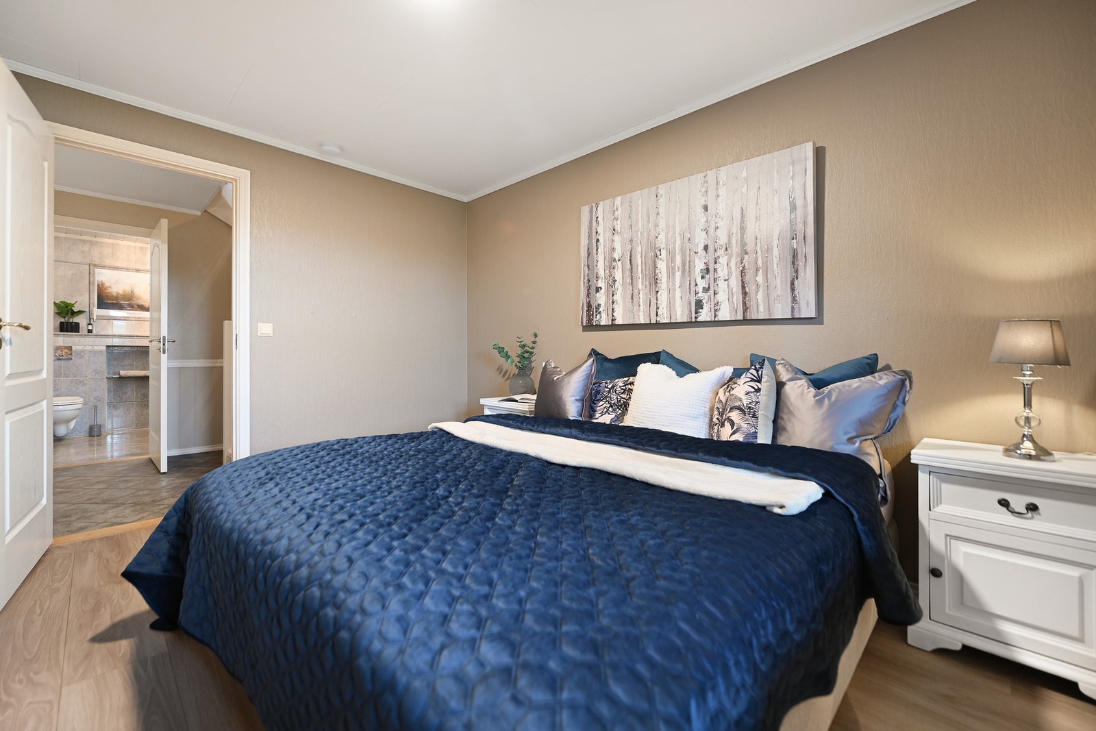 I 2022 ble gulvet lagt og overflater ble malt på soverommet. Galleribilde