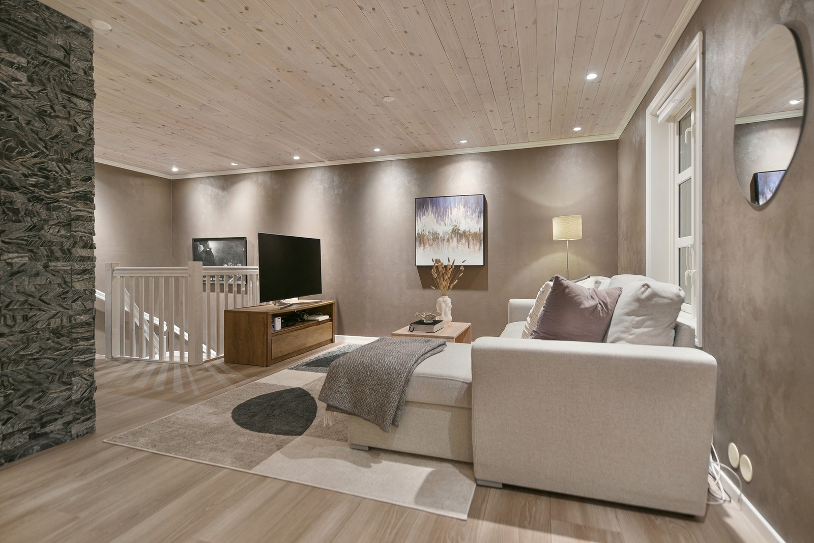 Lekkert laminatgulv og lyse farger gir leiligheten et moderne preg. Galleribilde