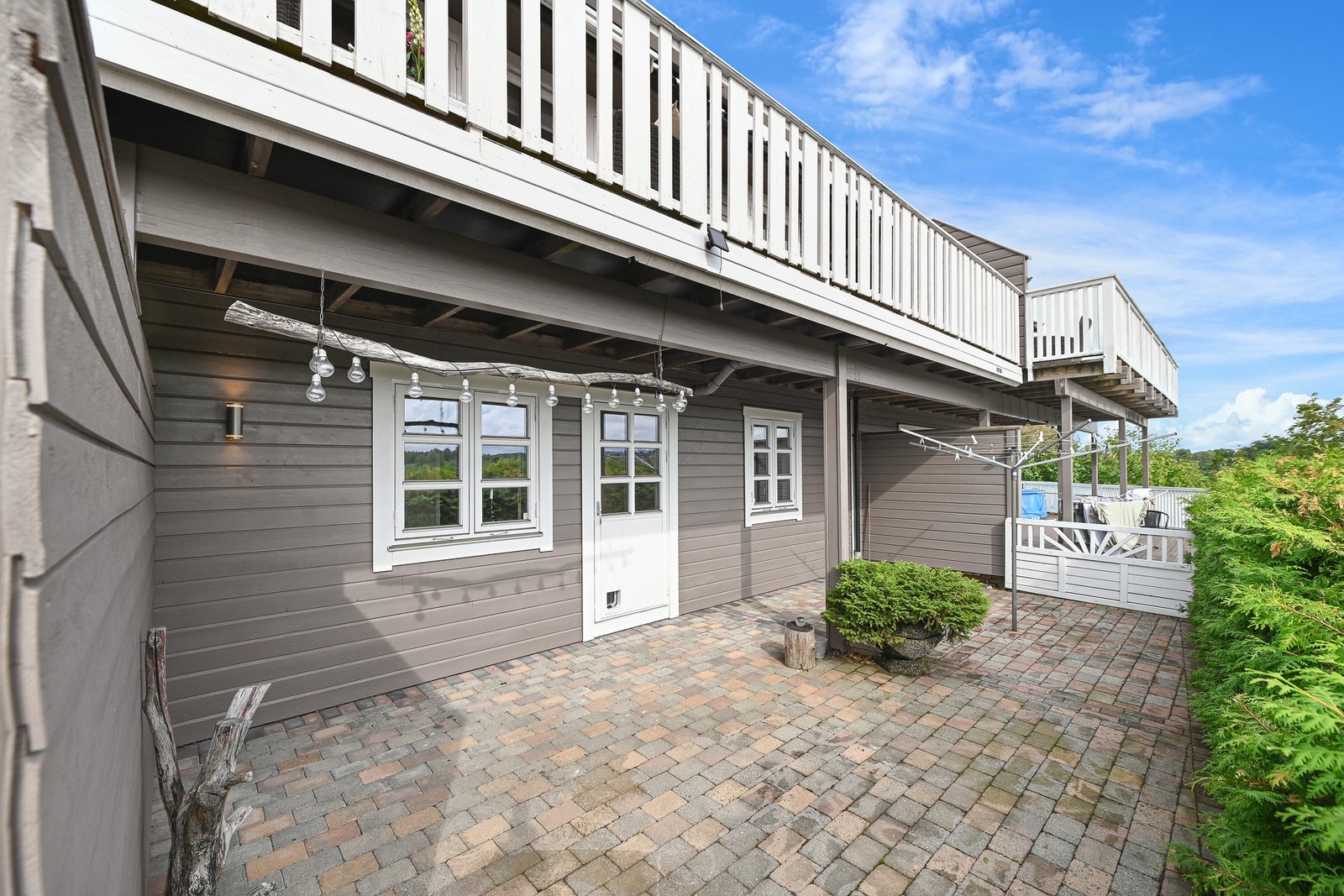 Uteplass direkte fra soverom som er vendt mot sør. Galleribilde