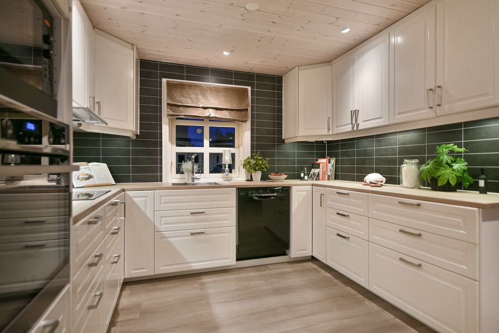 Dagens kjøkkeninnredning ble montert i 2020. Galleribilde