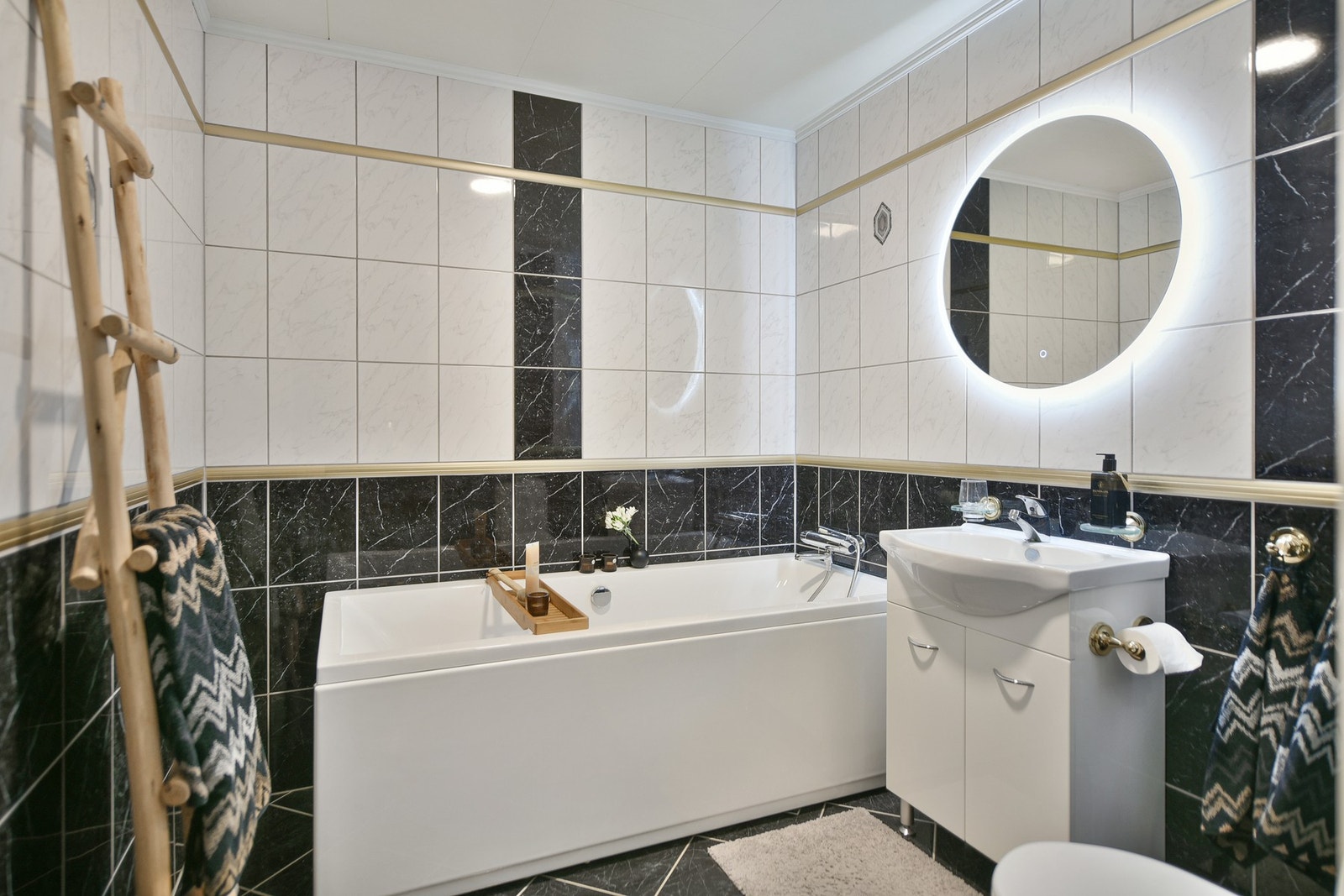 Pent bad i 1. etasje med det man trenger. Galleribilde