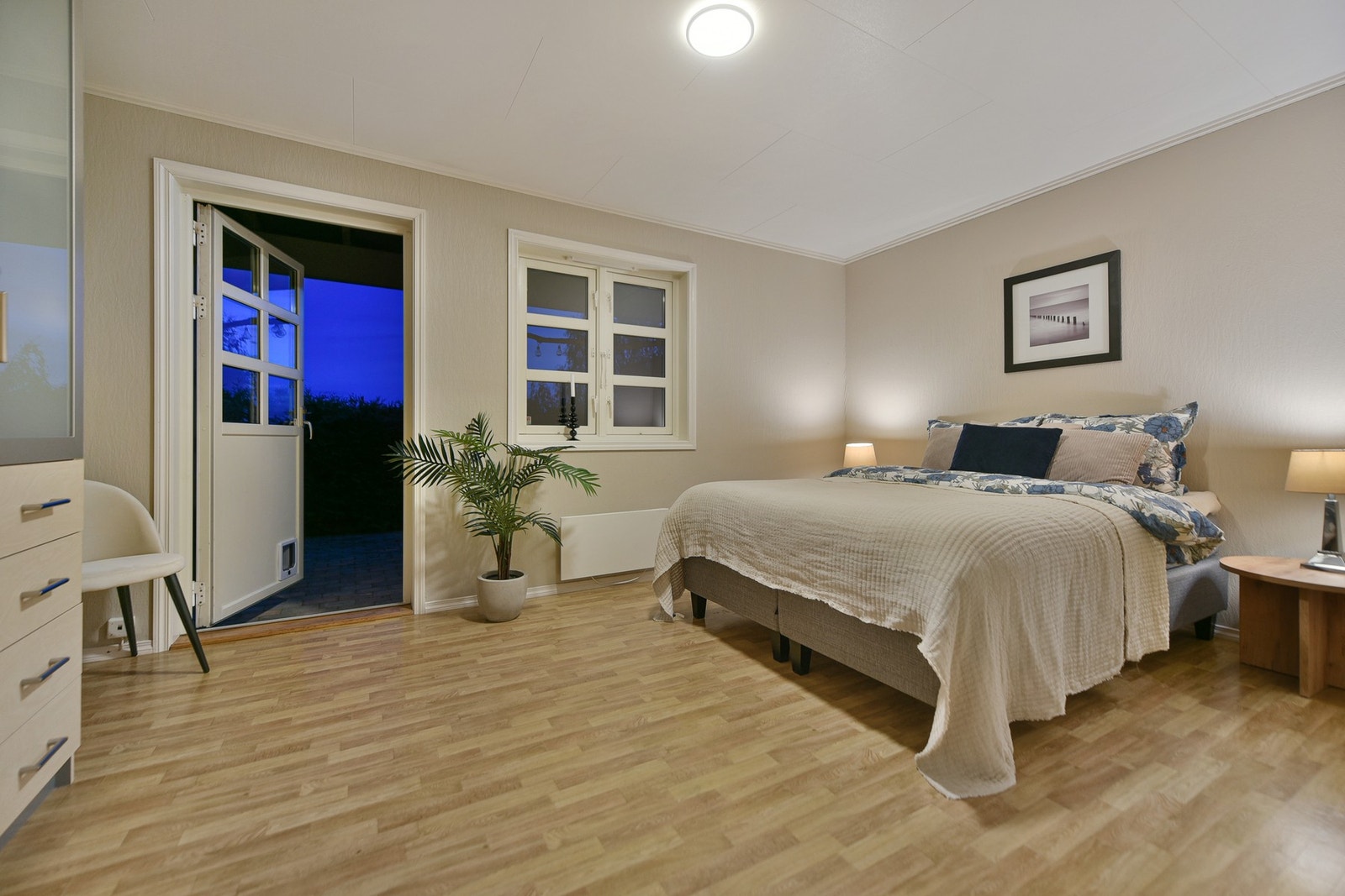 Hovedsoverom på 14,5 kvm med uteplass vendt mot sør. Galleribilde