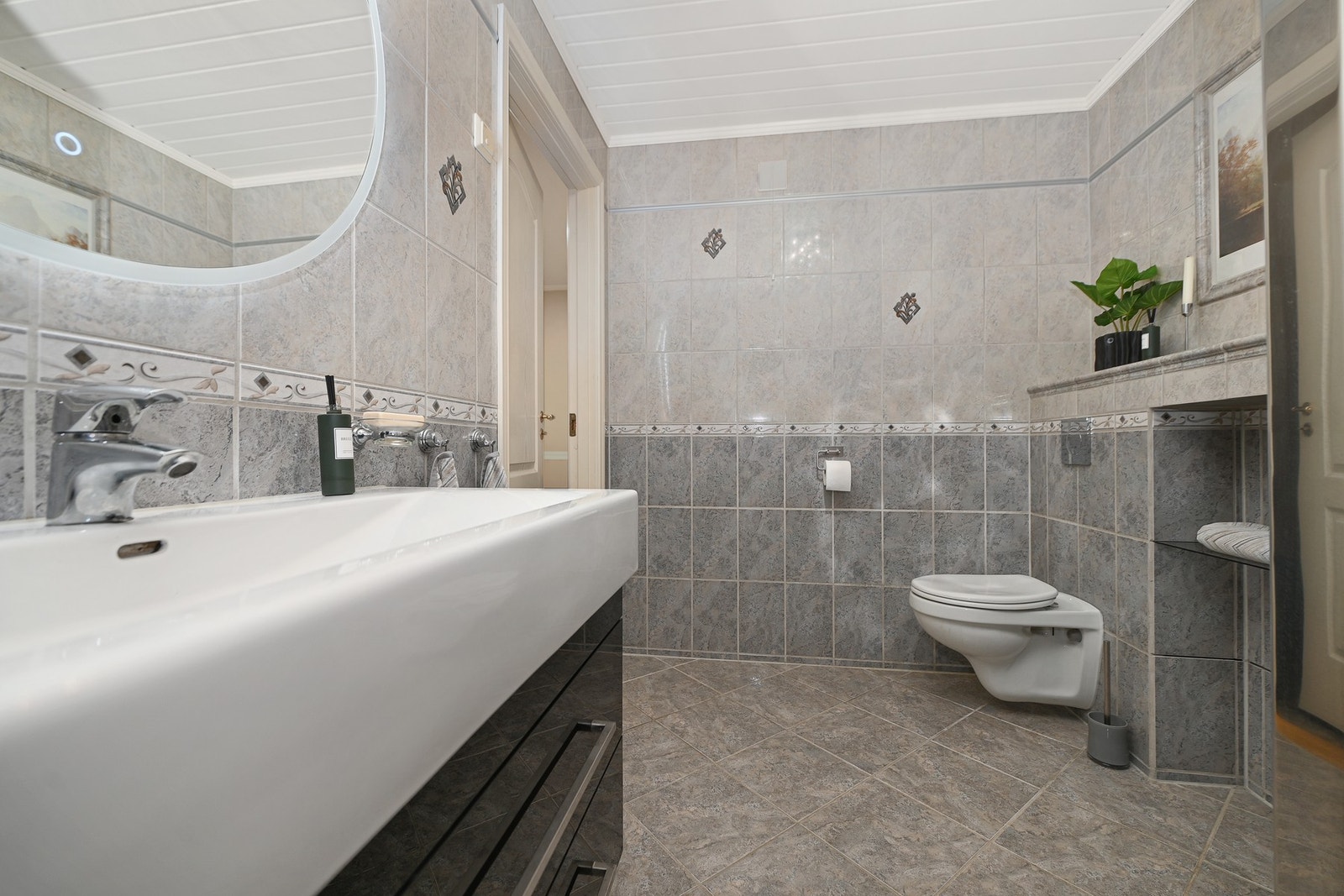 Det er varmekabler på badet. Galleribilde