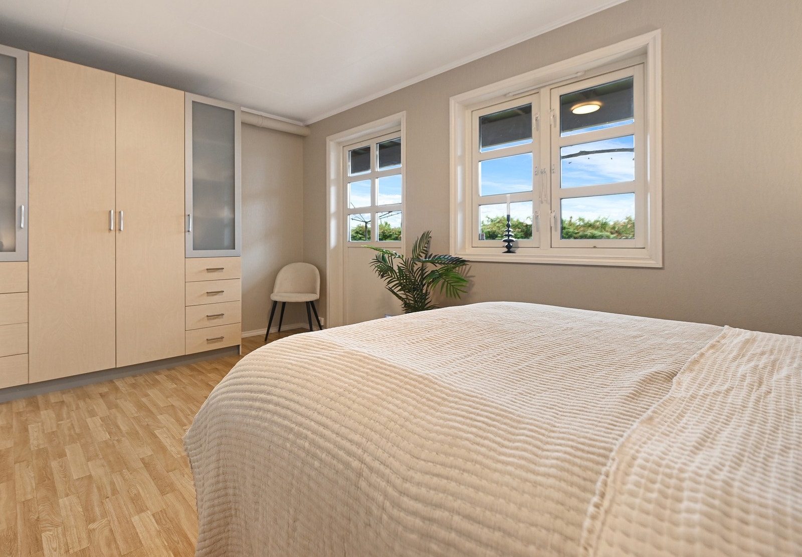 Her er det plass til både skap og dobbeltseng. Galleribilde