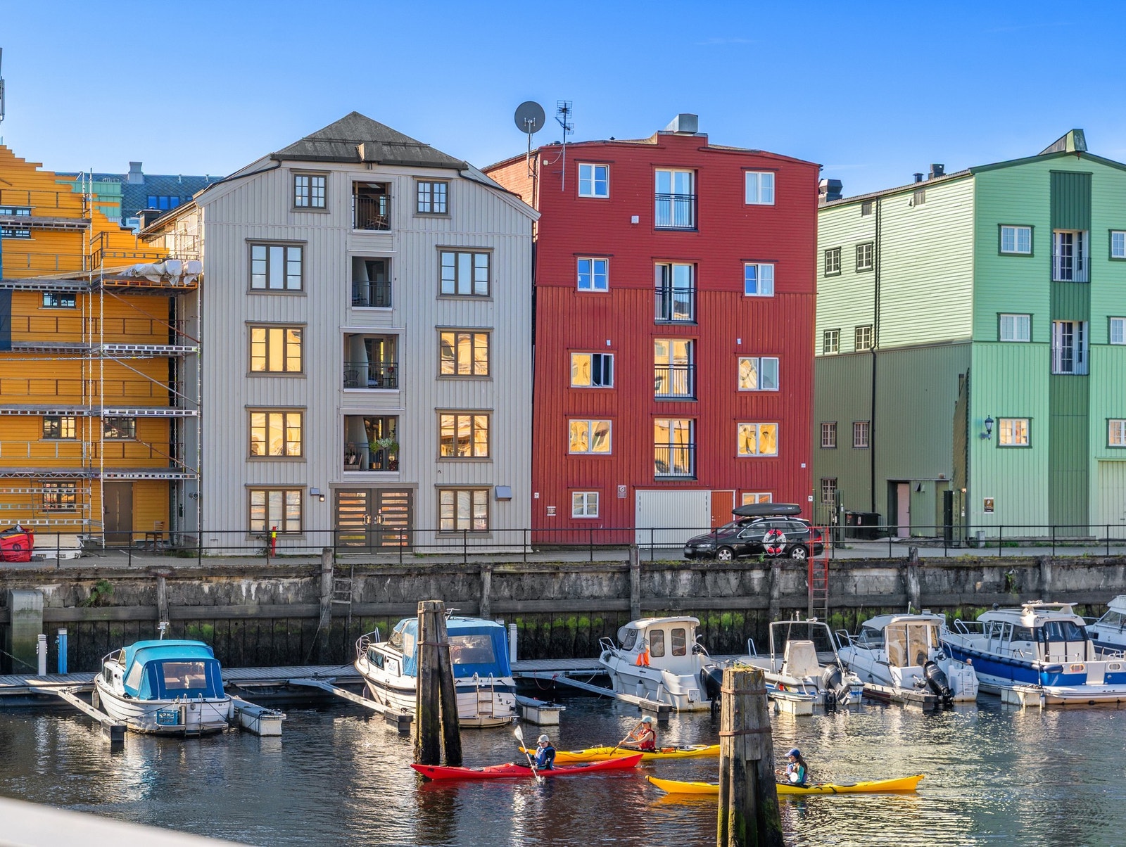 Fasade. Bygget ble renovert i 2020. Leiligheten disponerer bod i sokkeletasje. Mulighet for parkering i p-hus over gaten. Galleribilde