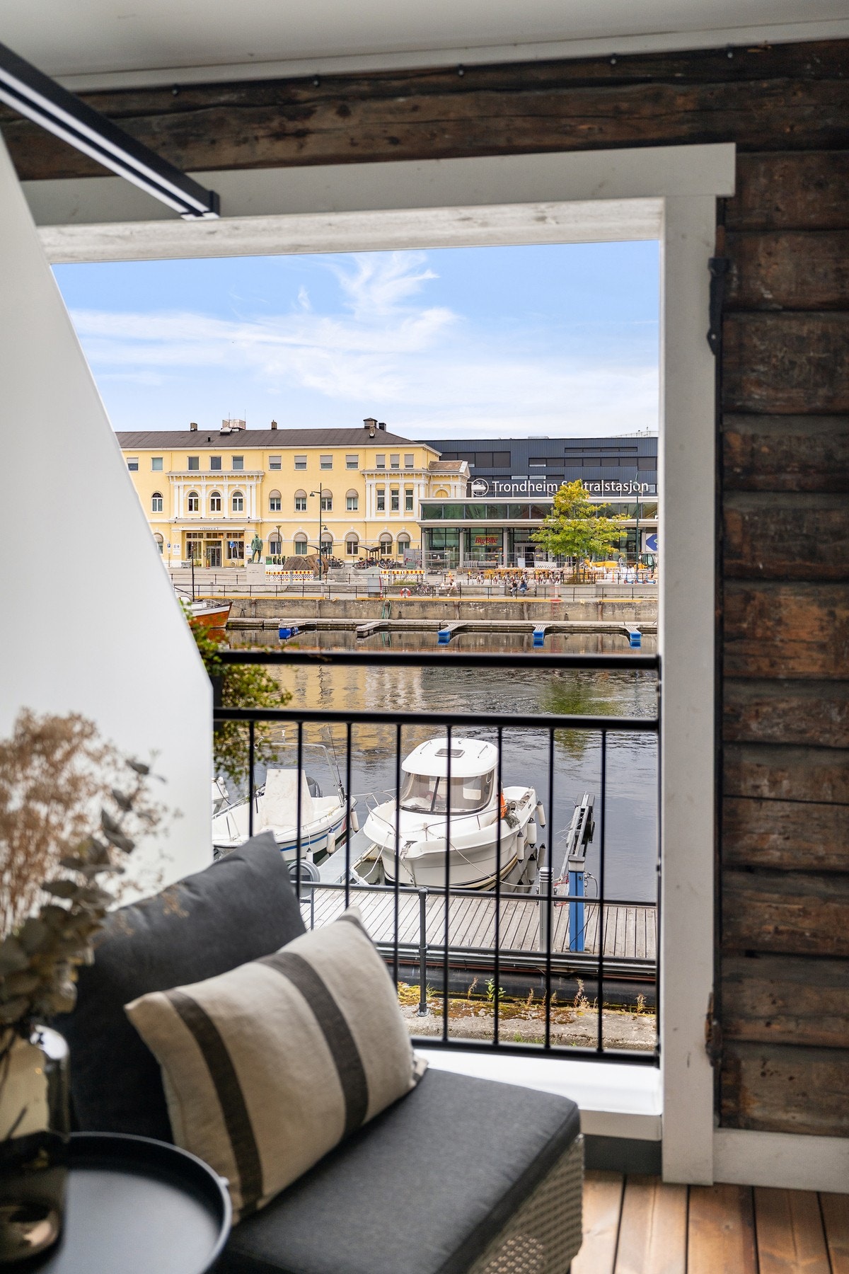 Perfekt for å nyte morgenkaffen eller sene sommerkvelder. Galleribilde