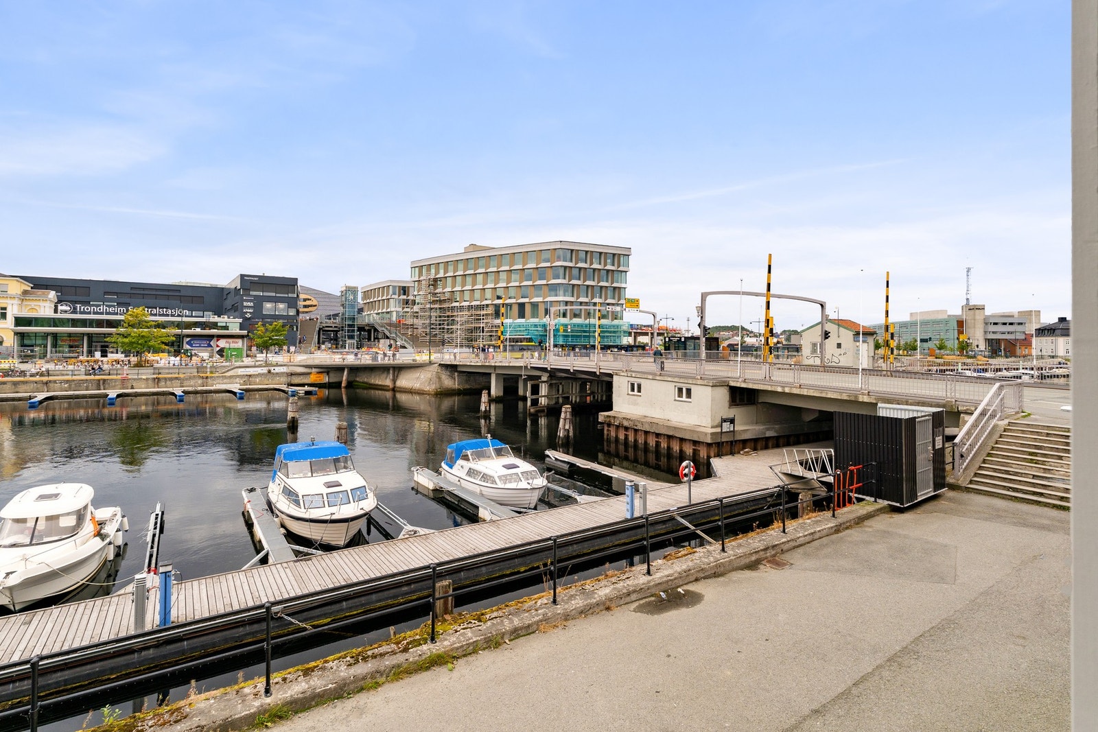 Leilighetsbygget ligger fint til ved kanalen som gir en særdeles rolig atmosfære selv om det er midt i byen. Galleribilde