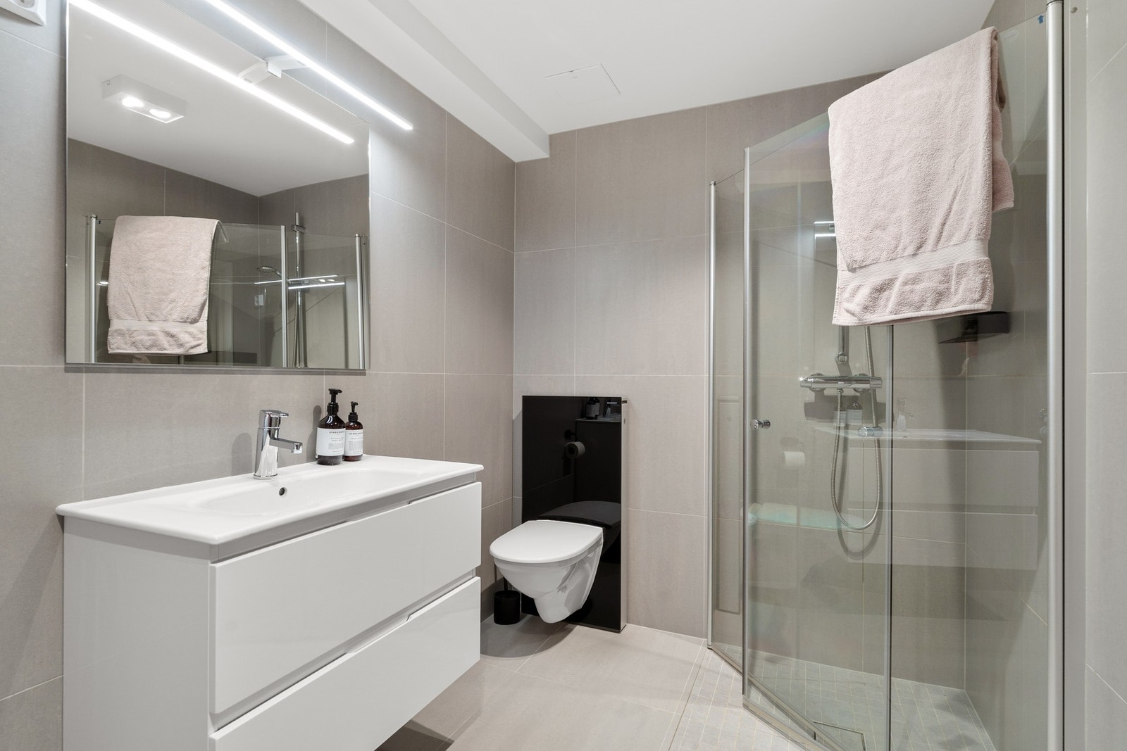 Badet i likhet med resten av leiligheten fremgår av god standard. Galleribilde