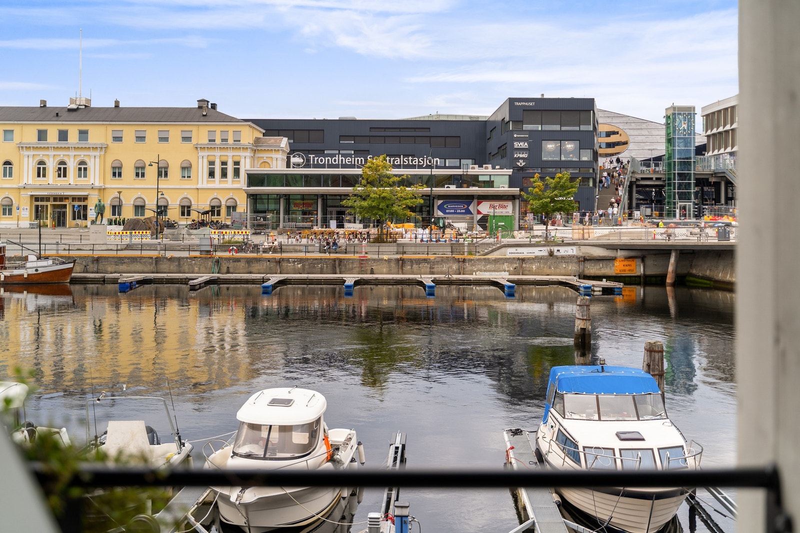 Med beliggenhet midt i Trondheim har man tilgang på gode muligheter for kollektiv transport med både buss som går ofte og til overalt i Trondheim, samt trikk. Galleribilde