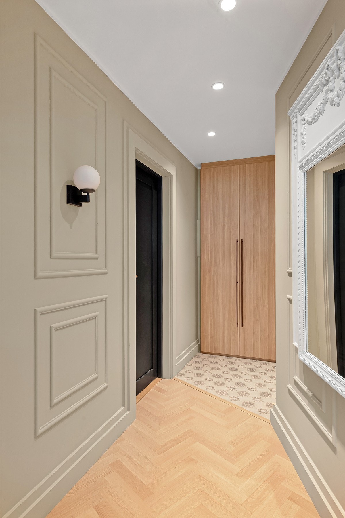 Stilfull entré som binder oppholdsrommene sammen. Galleribilde