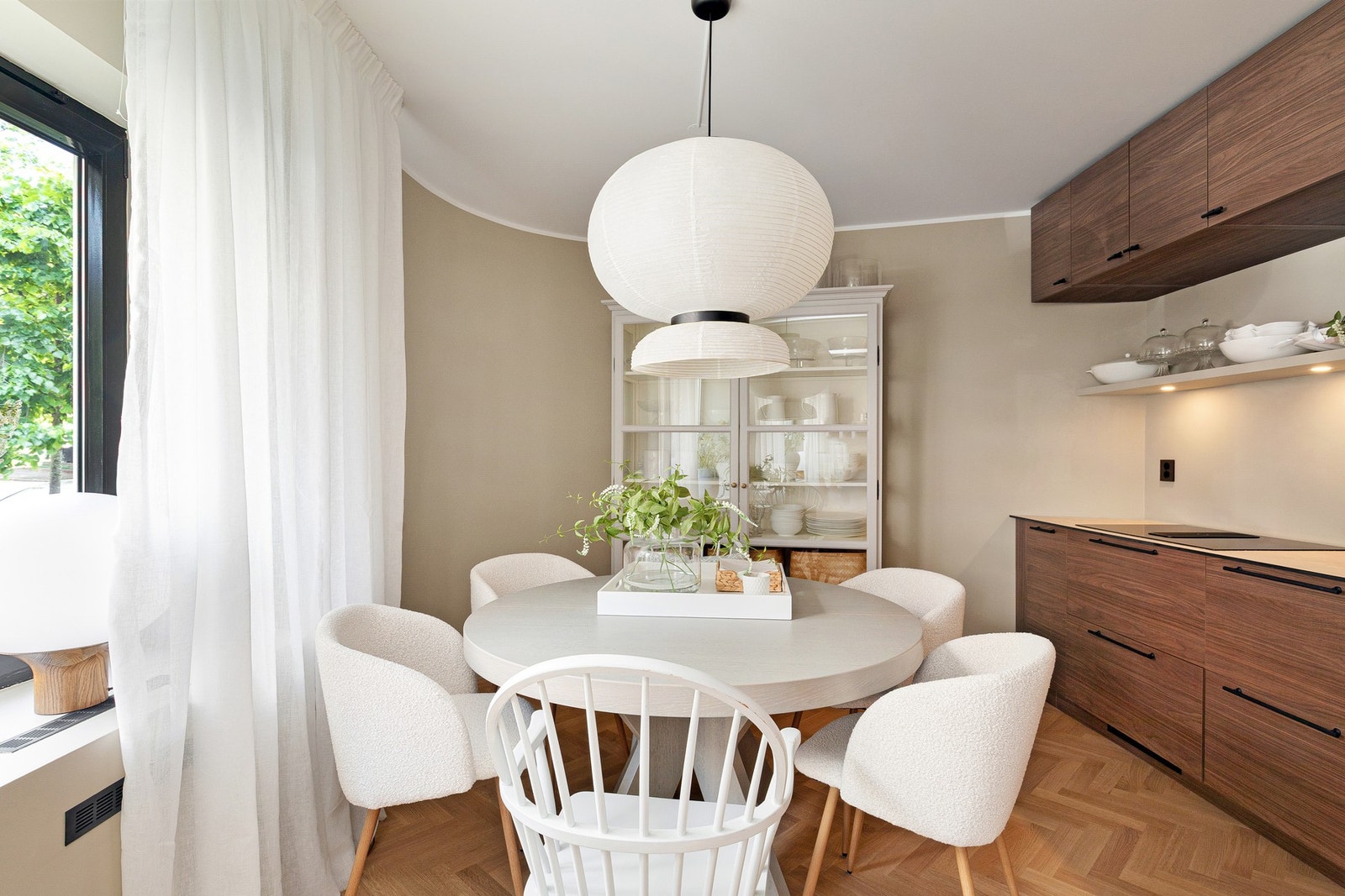 Separat kjøkkenløsning med snekkerbygget kjøkken i valnøtt. Galleribilde