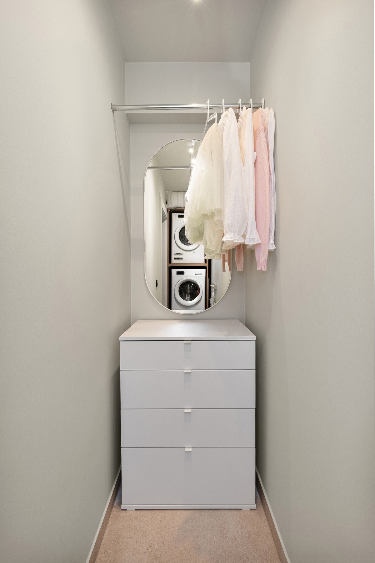 Smart utformet vaskerom med gode lagringsmuligheter. Galleribilde