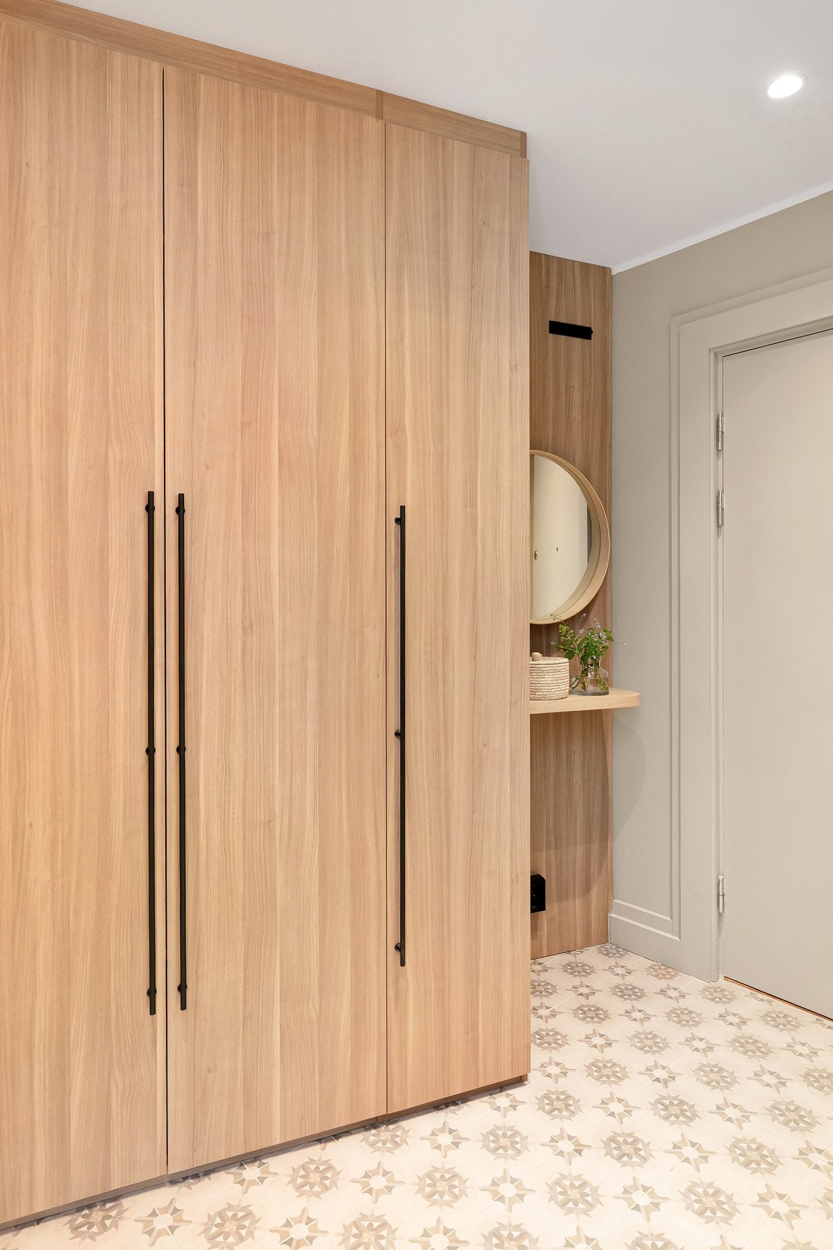 Spesialtilpasset garderobeskap med lyse eikedører. Galleribilde