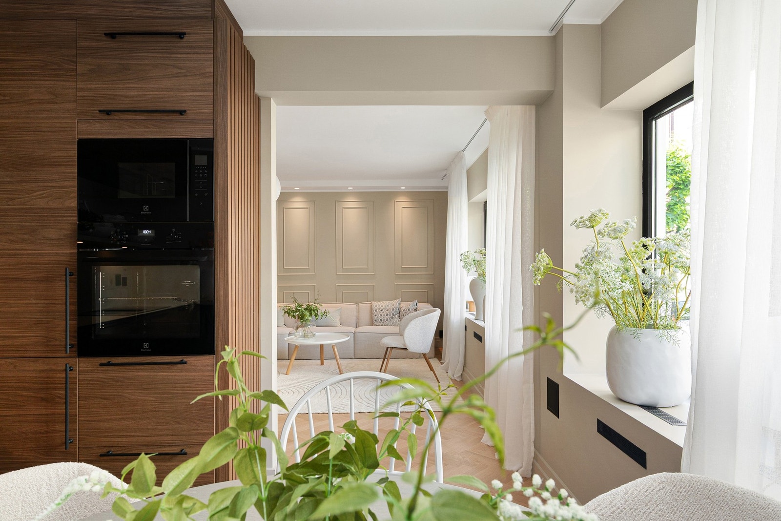 Kjøkkenet preges av rene linjer og en elegant kontrast mellom mørke og lyse flater. Galleribilde