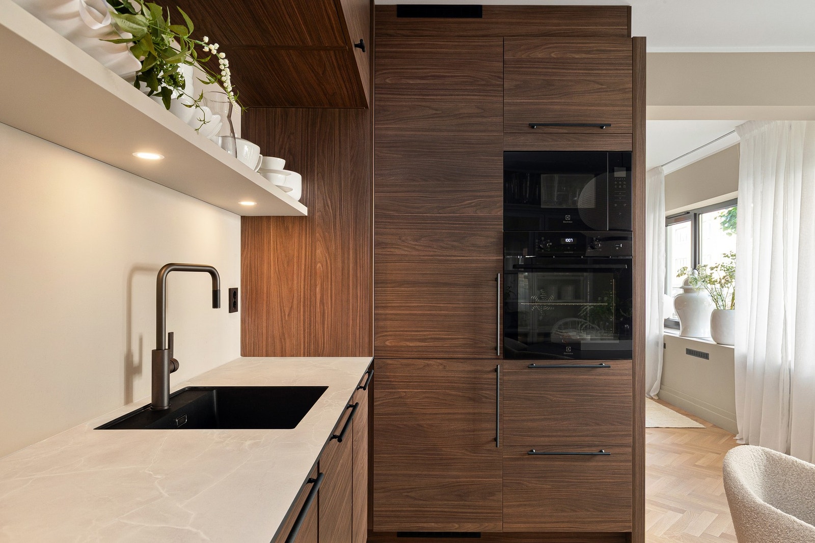 Eksklusivt Tapwell armatur og integrerte hvitevarer understreker helheten. Galleribilde