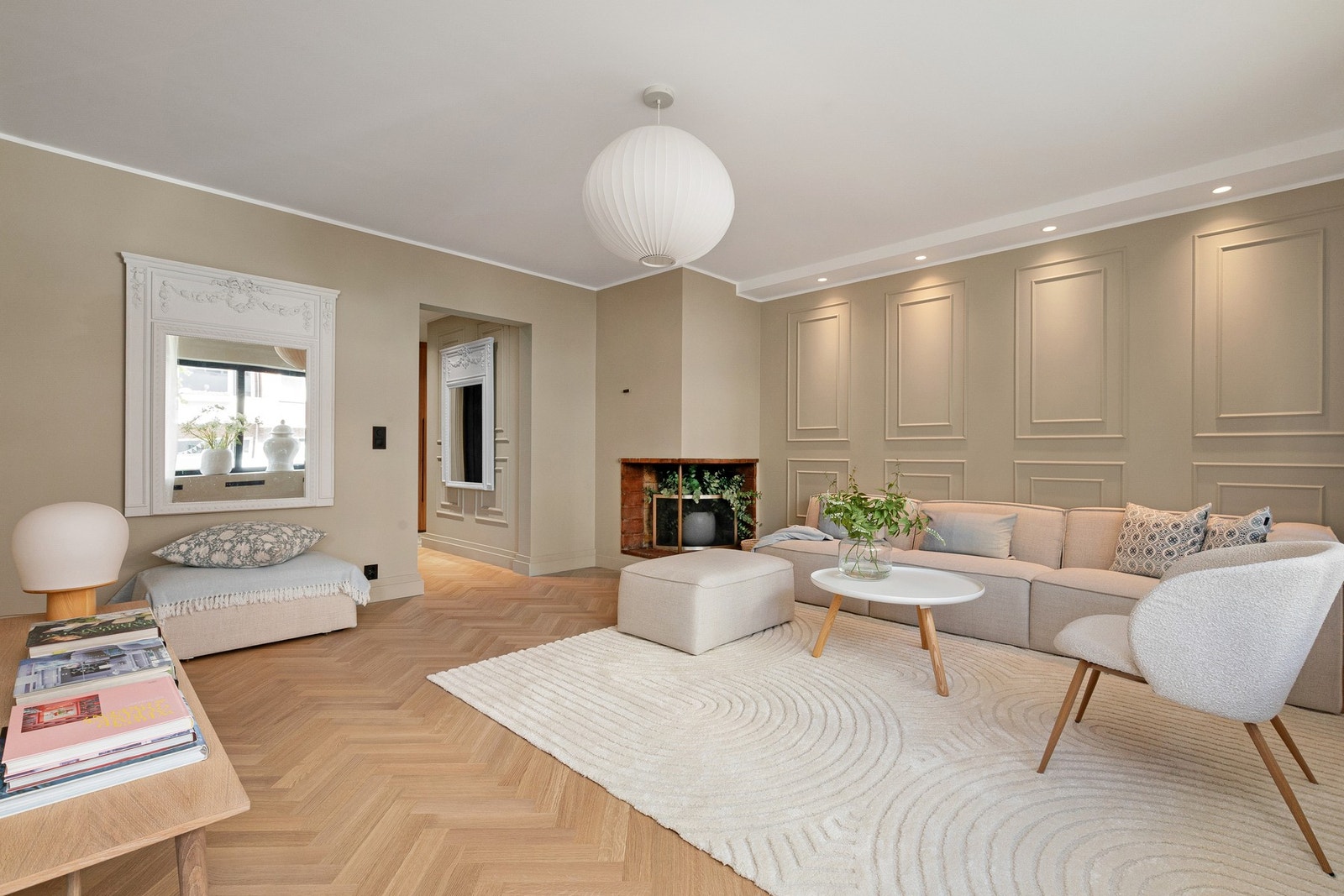 Luftig stue med en behagelig fargepalett og nøye utvalgte detaljer. Galleribilde