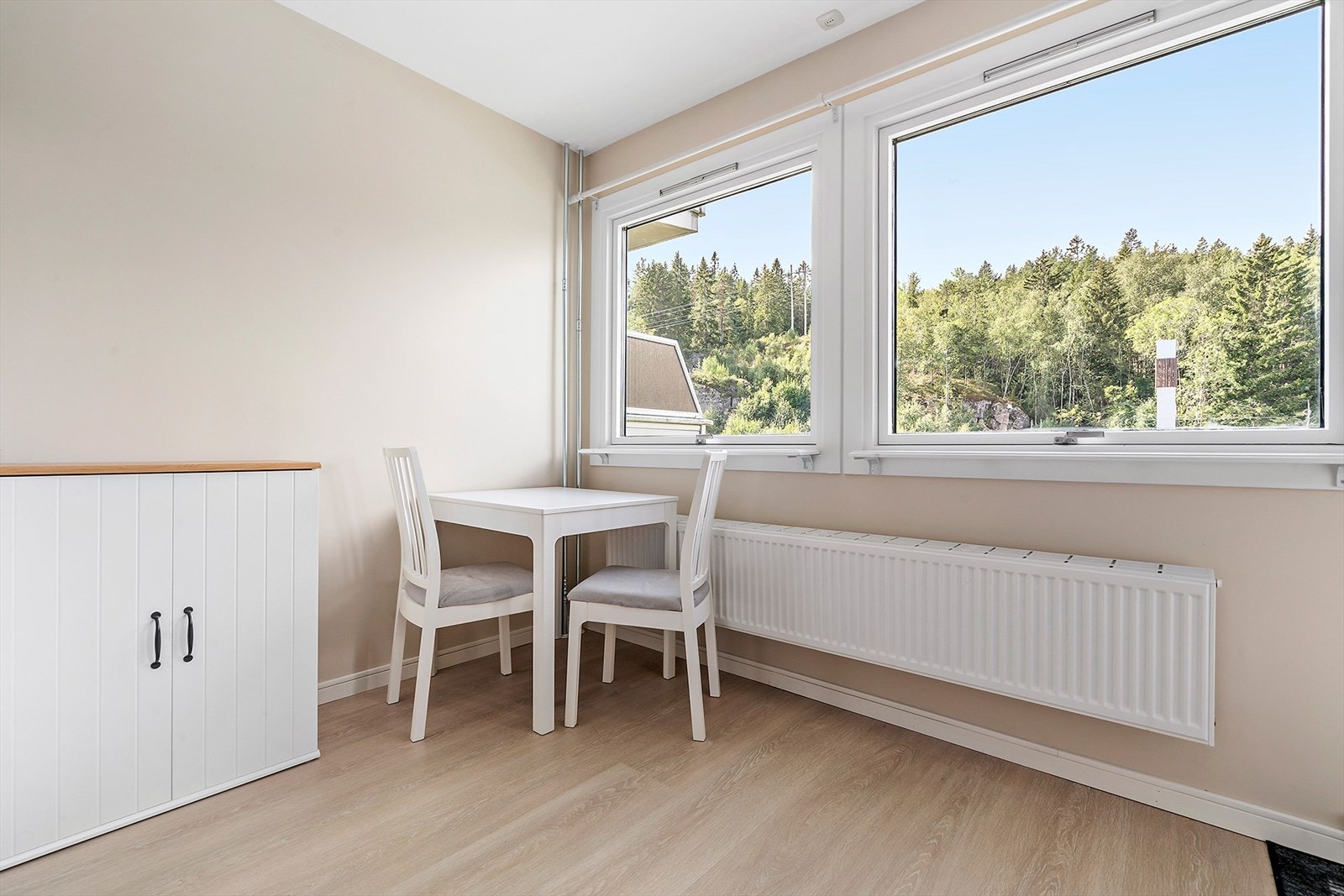 Mellom stuen og kjøkkenet er det plass til kjøkkenbord og stoler hvor frokosten kan nytes med landlig utsikt. Galleribilde