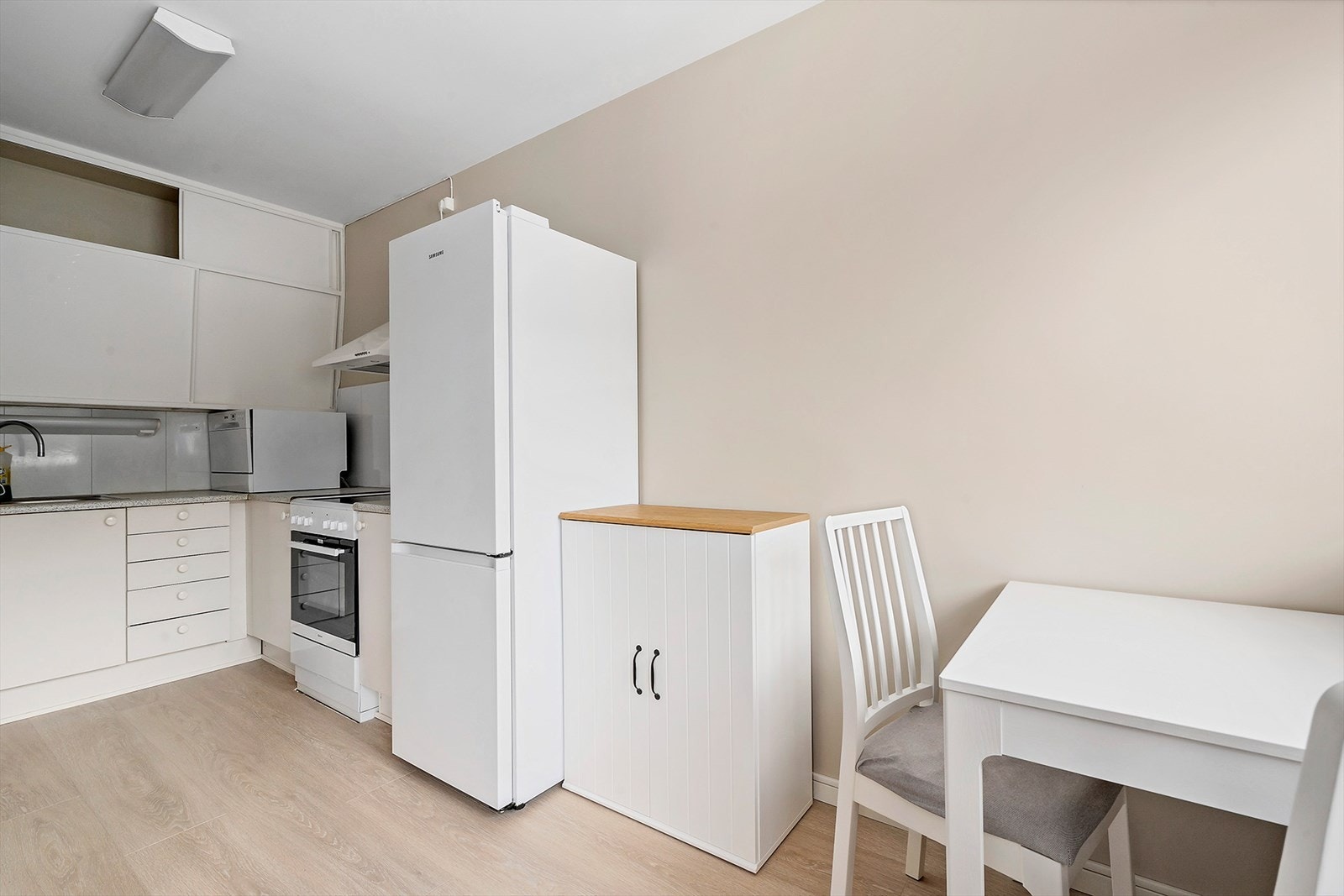 Kjøkken med frittstående hvitevarer. Galleribilde