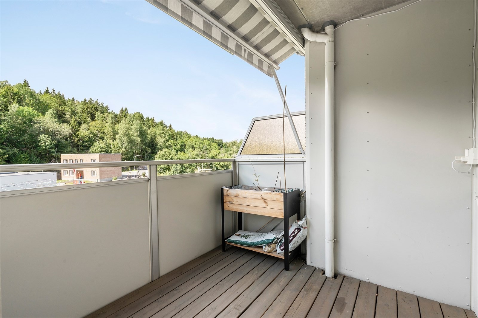 Fra stuen er det utgang til balkong hvor solen kan nytes. Galleribilde