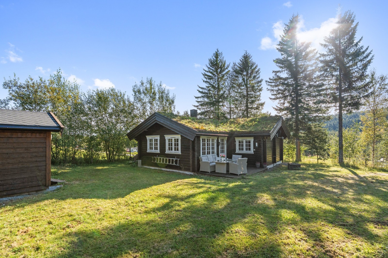 Hytten ligger solrikt til med lite innsyn, og tomten er inngjerdet for trygghet og privatliv. Galleribilde