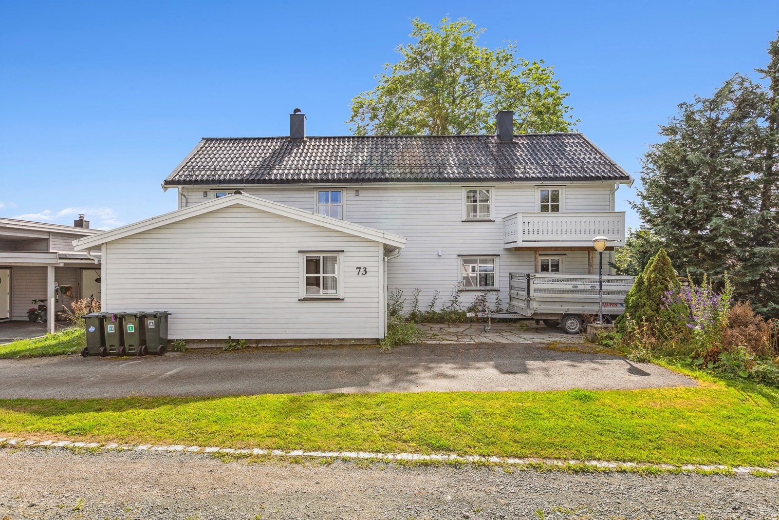 Boligen ligger i flott til ved et nyere boligtun og nyter godt av herlige utsiktsforhold Galleribilde