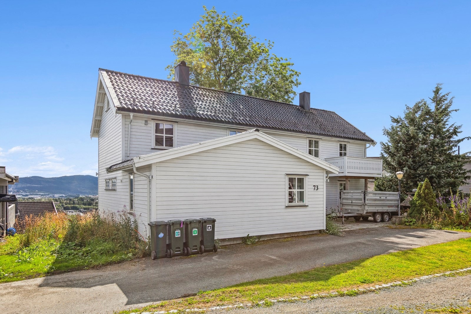 Eiendommen ligger på en pynt som gir vidstrakt utsyn over nærliggende bebyggelse Galleribilde