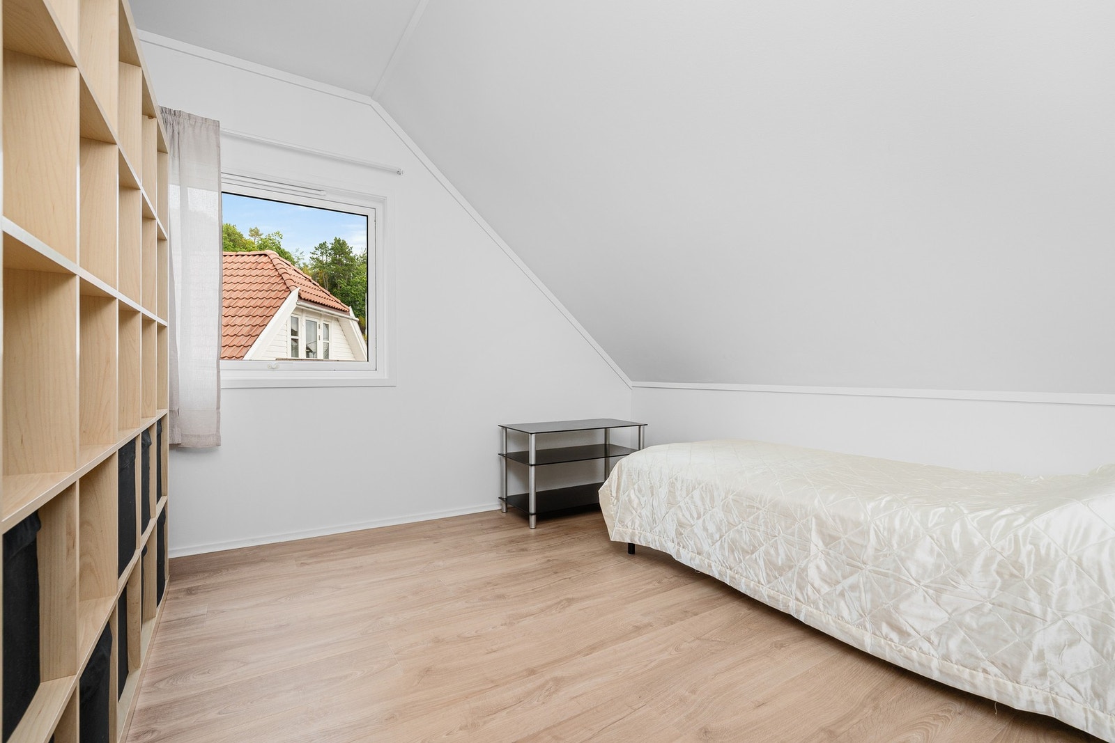 - Soverom 1 | Plass til seng, pult og garderobeskap - Galleribilde