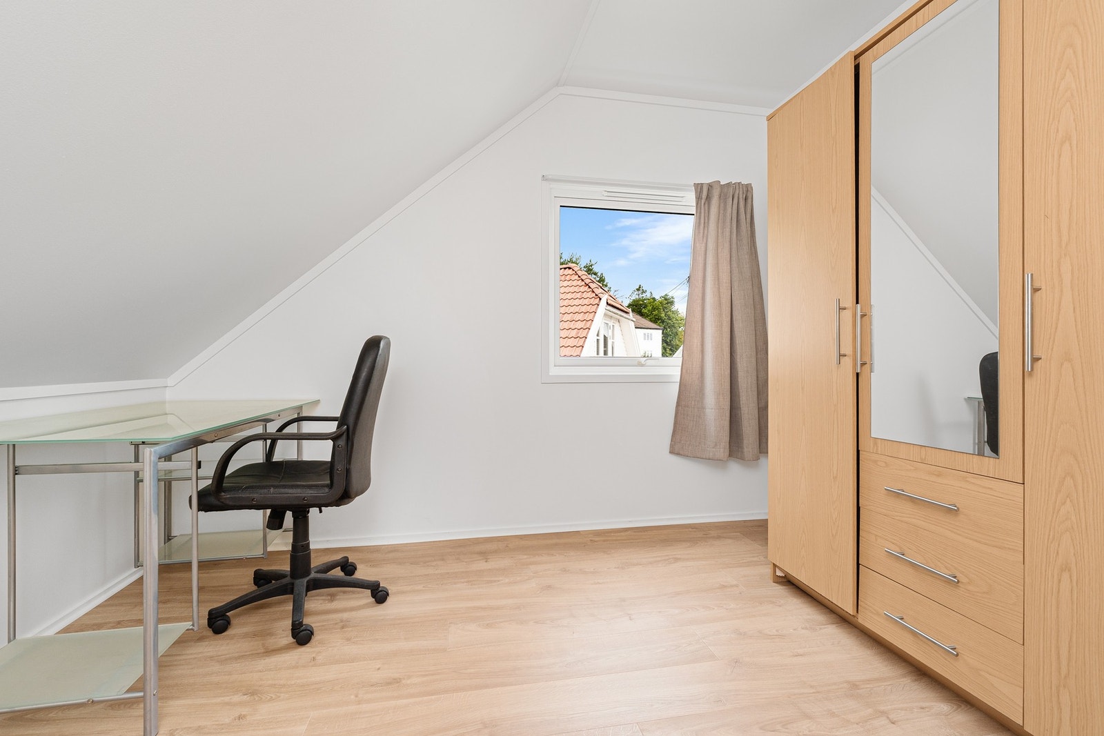 - Soverom 2 | Plass til seng, pult og garderobeskap - Galleribilde