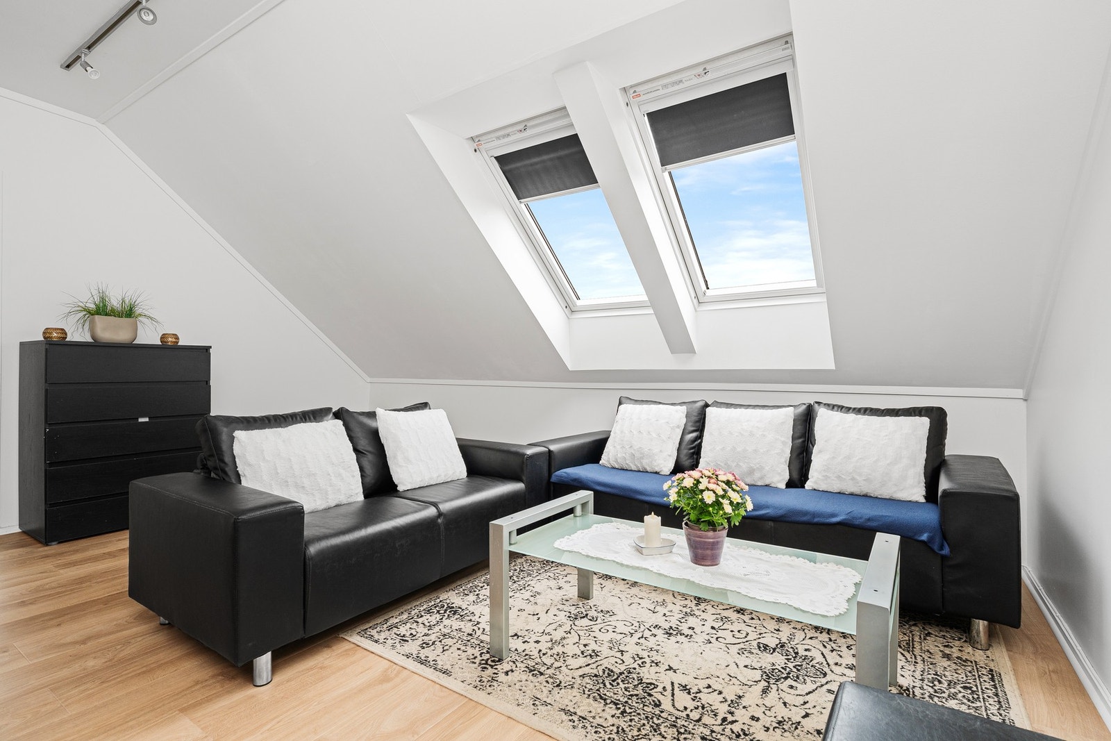 - Det er blitt pusset opp i senere tid med nyere gulv og nymalte overflater | Nyere takvinduer også - Galleribilde