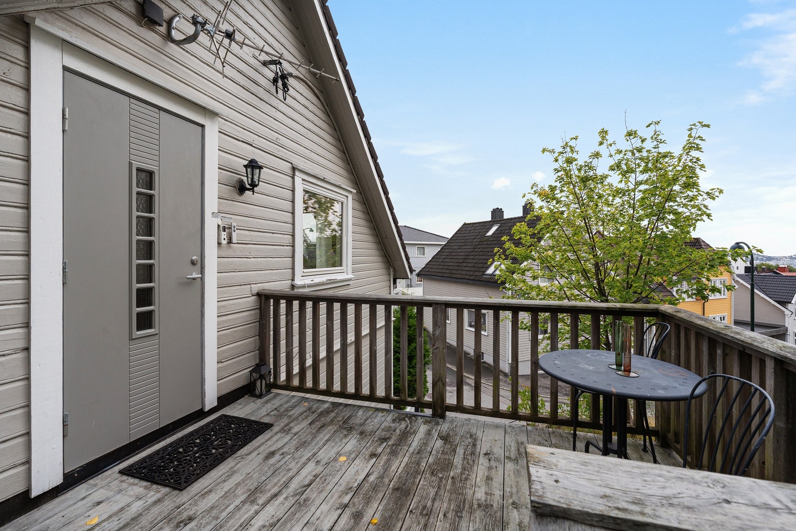 - Inngangsparti i andre etasje med egen terrasse - Galleribilde