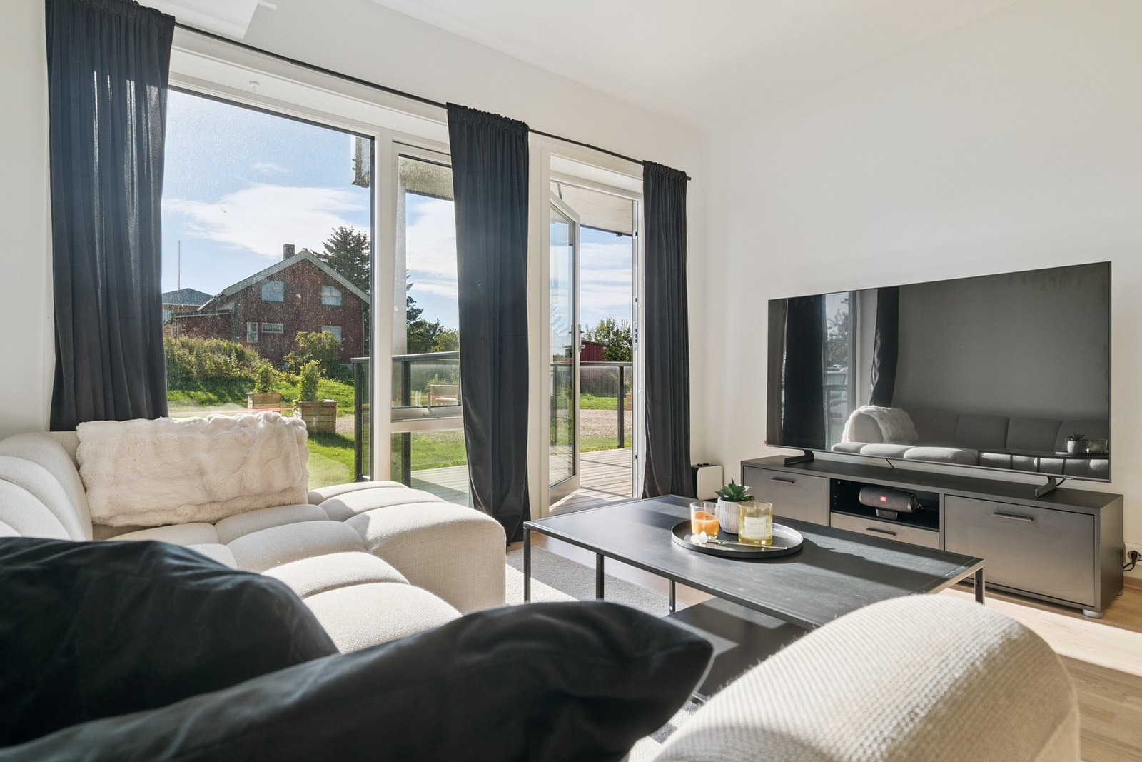 Store vindusflater gir rikelig med naturlig lys i rommet. Galleribilde