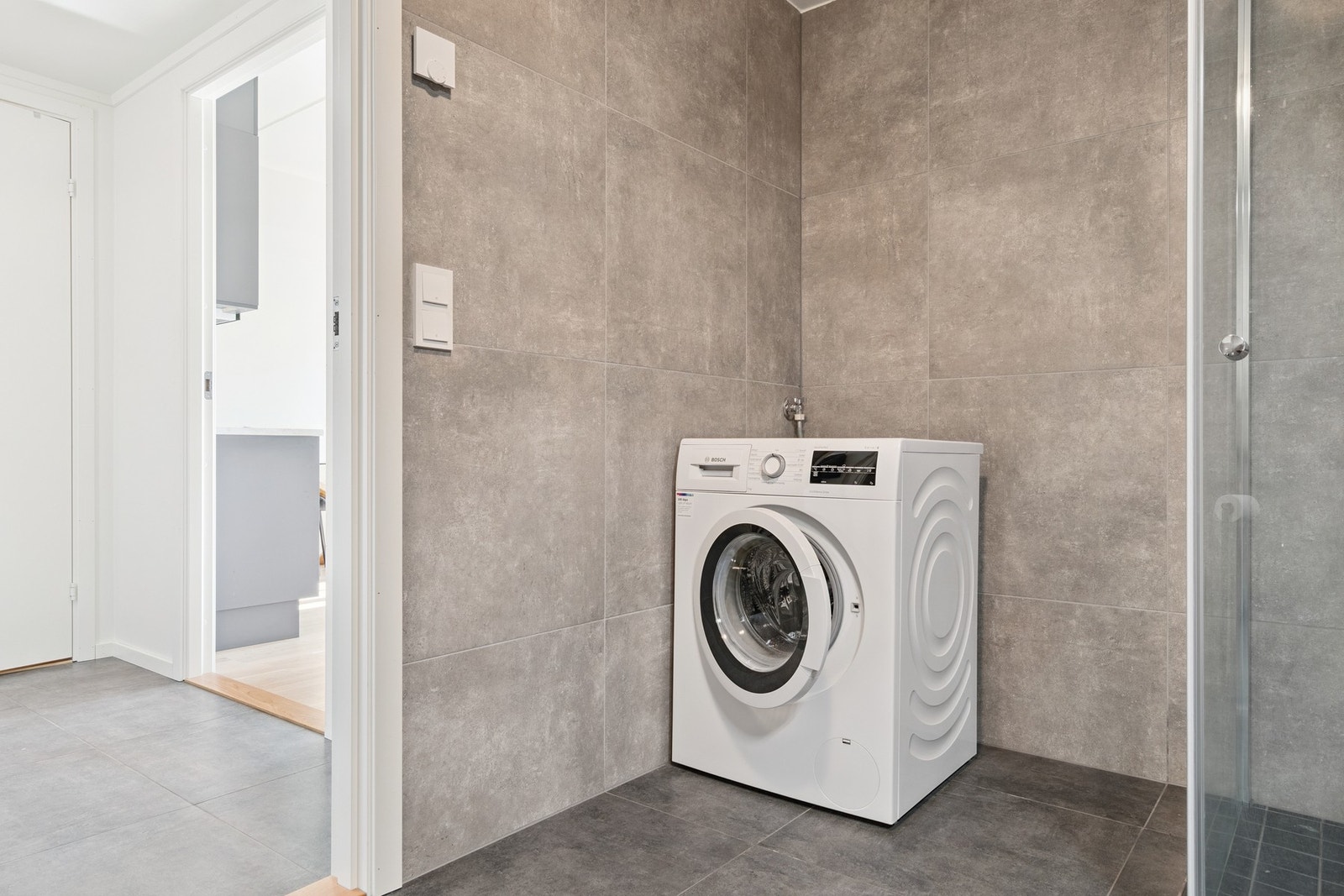 Lekkert bad/vaskerom som er komplett flislagt. Galleribilde