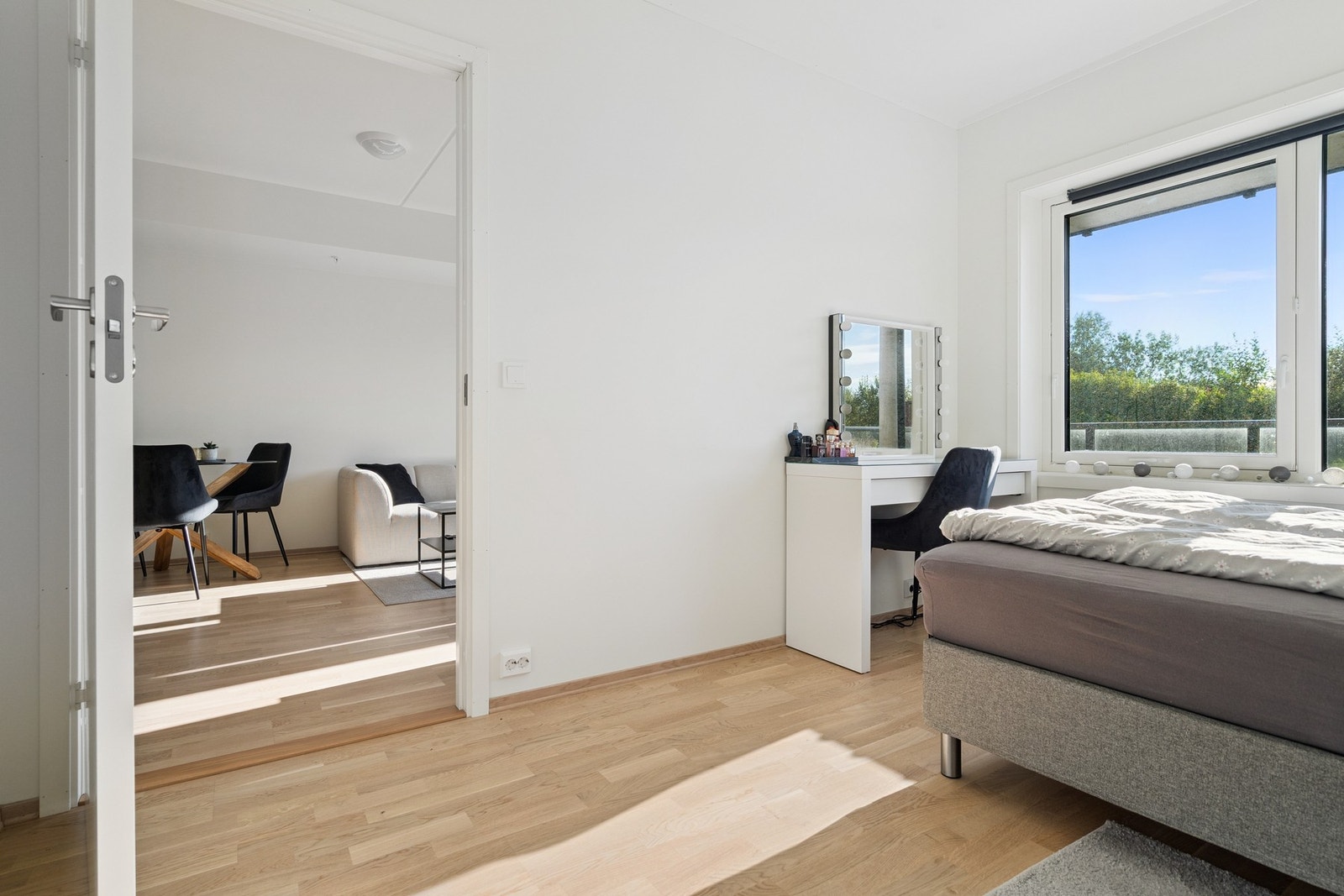 Vi går inn i et romslig soverom. Galleribilde