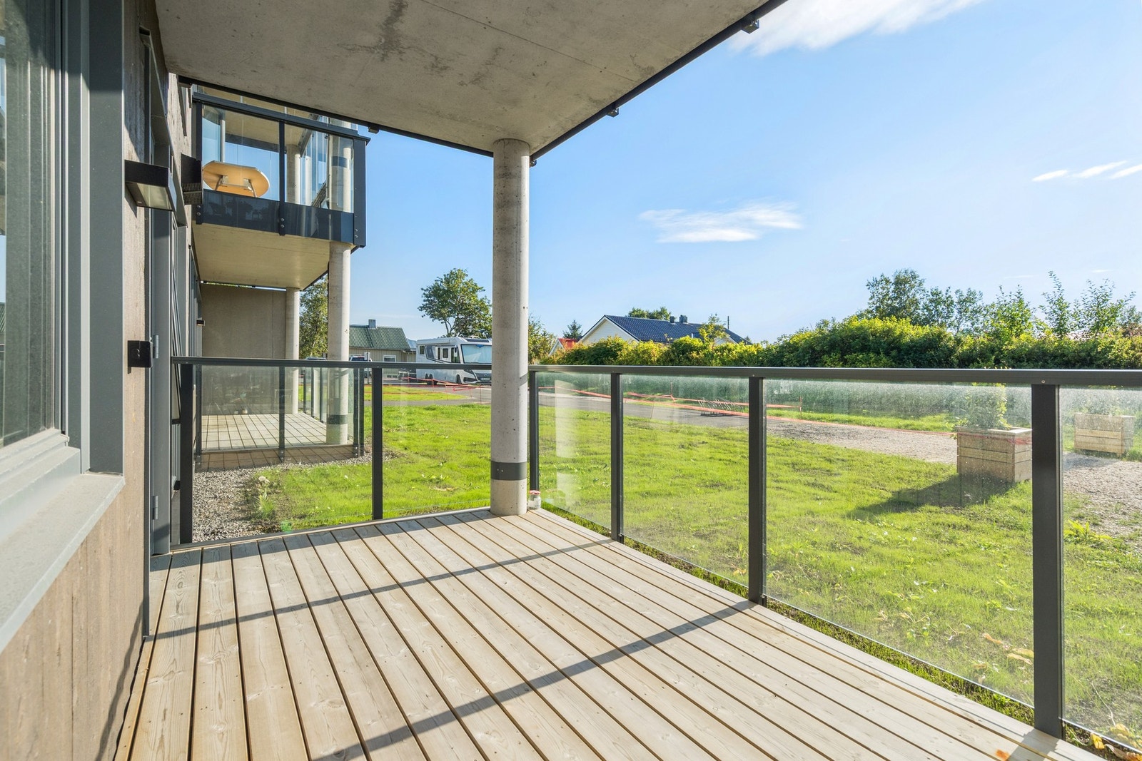 Overbygget terrasse hvor du kan nyte fine dager utendørs. Galleribilde