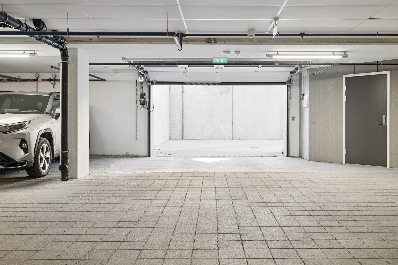 Utkjøring via elektrisk port. Galleribilde