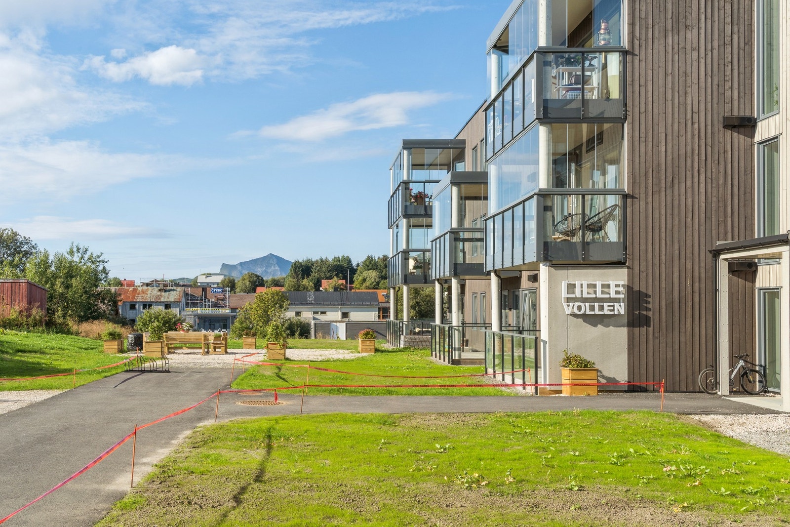 Her bor du midt i Leknes sentrum. Perfekt plassering for et enkelt liv med kort gangavstand til alle fasiliteter i småbyen, blant annet kjøpesenter med butikker og serveringstilbud, legekontor, koselige caféer og behandlingstilbud. Galleribilde