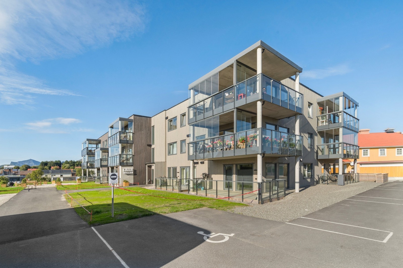 Sameiet Lillevollen boligsameie består av 23 leiligheter fordelt på 3 etasjer. Planløsningene er innholdsrike og svært arealeffektive. Denne leiligheten ligger i 1. etasje, på fremsiden av bygningen. Galleribilde