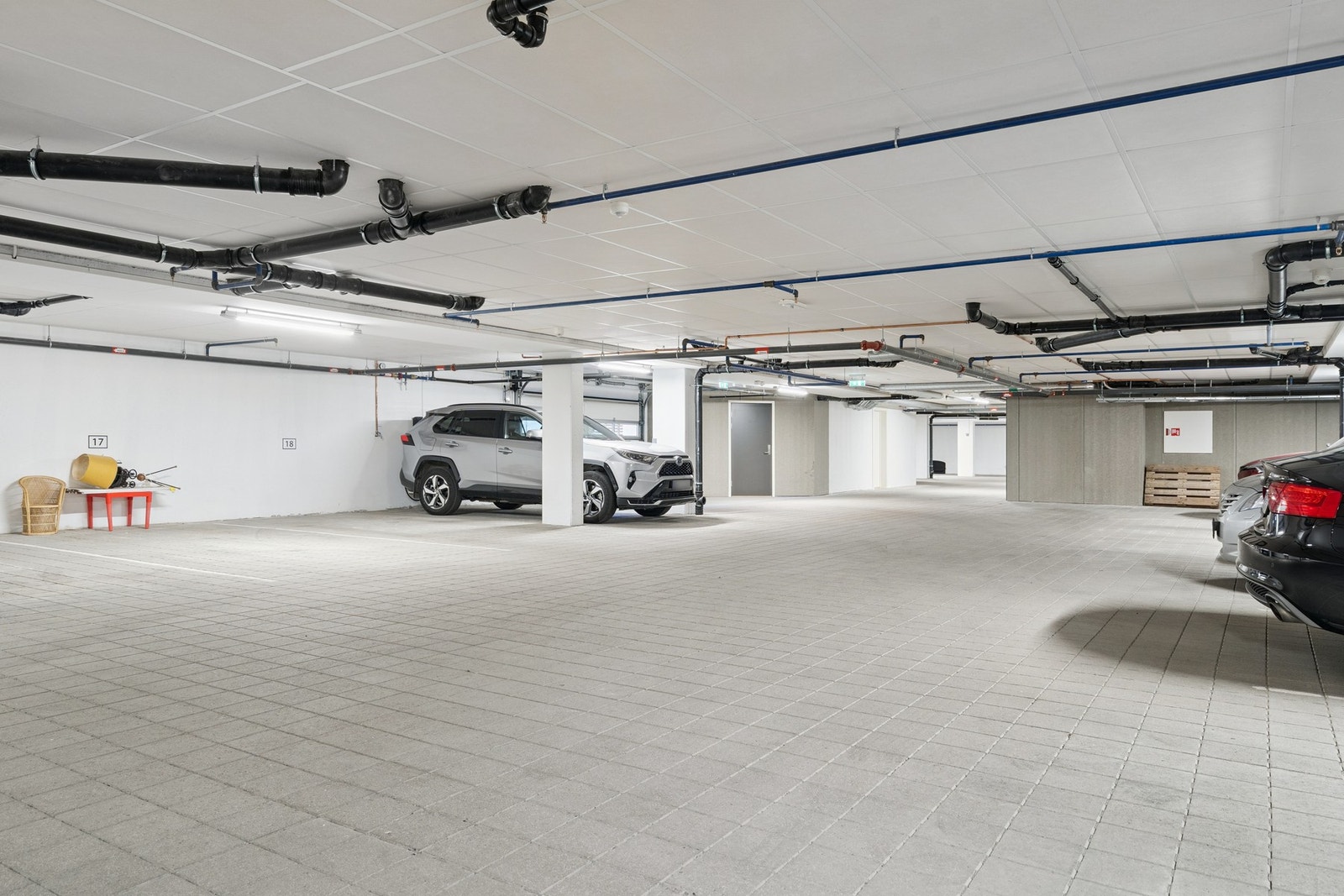 Leiligheten disponerer egen oppmerket parkeringsplass i garasjeanlegget. Galleribilde