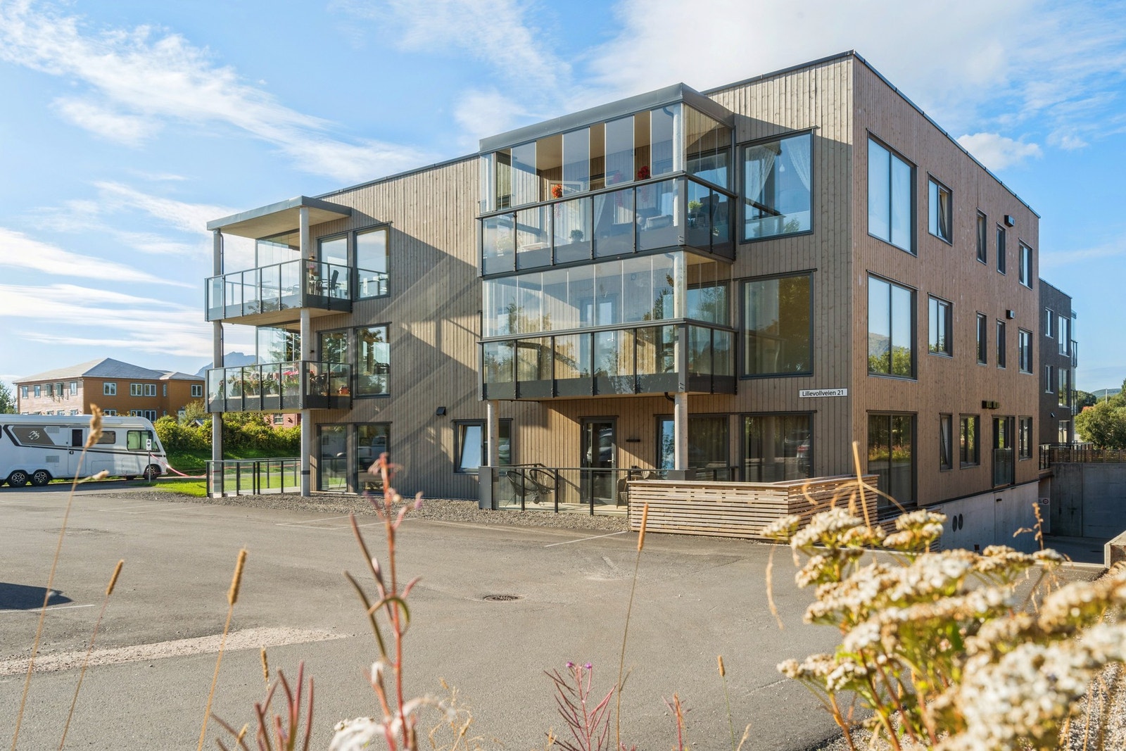 Asfaltert gjeste-parkering utenfor samt nedkjøring til garasjeanlegg. Galleribilde