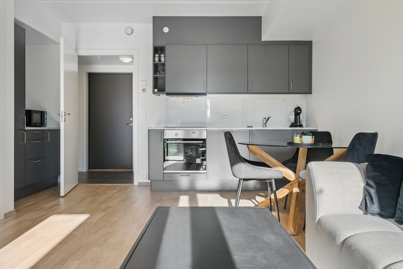 Stue med åpen løsning til kjøkken. Galleribilde