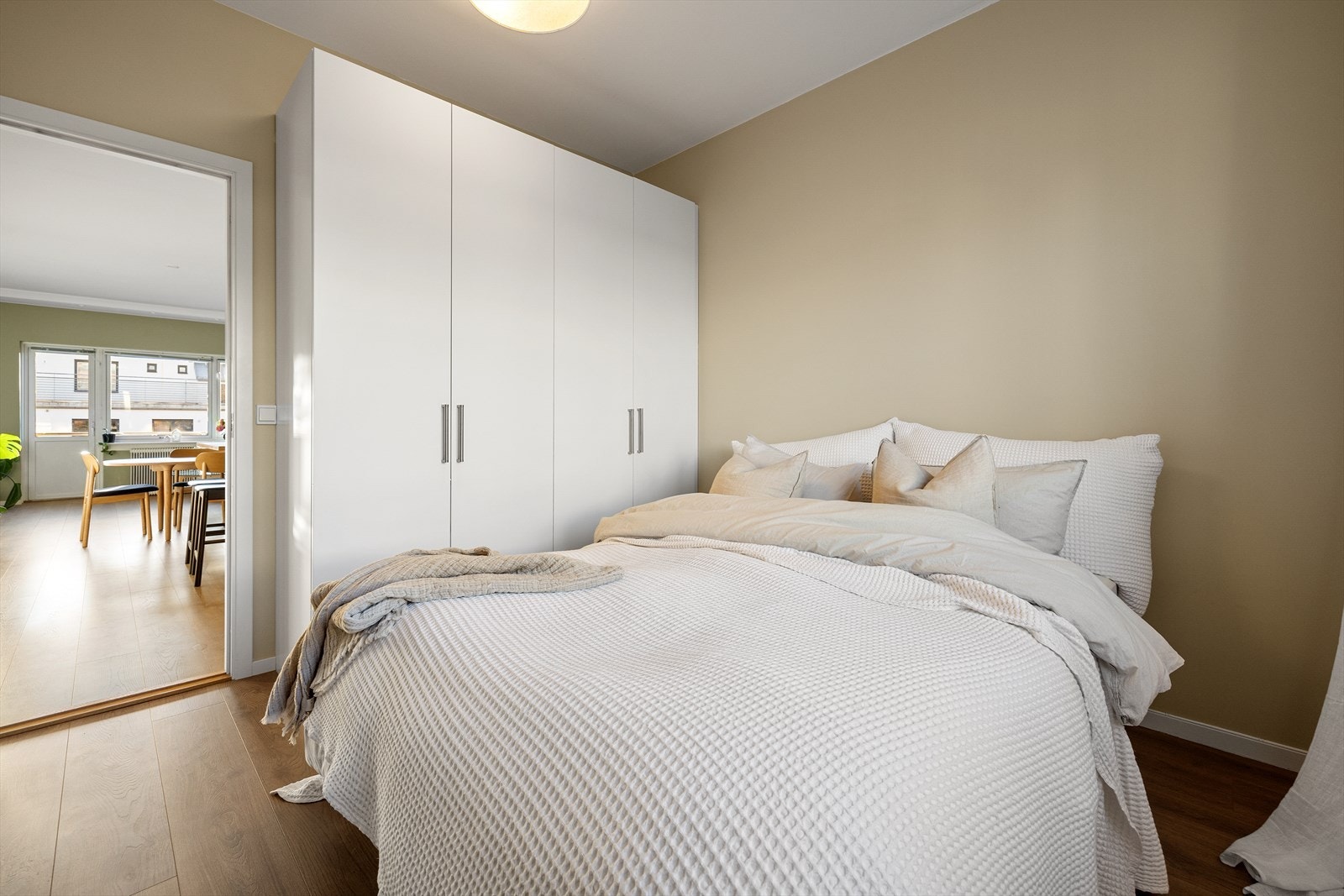 Rommet har godt med lagringsplass i medfølgende garderobeskap. Galleribilde